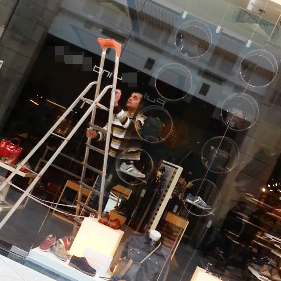 Mihai, fotografiat de paparazii in timp ce schimba becuri in mall