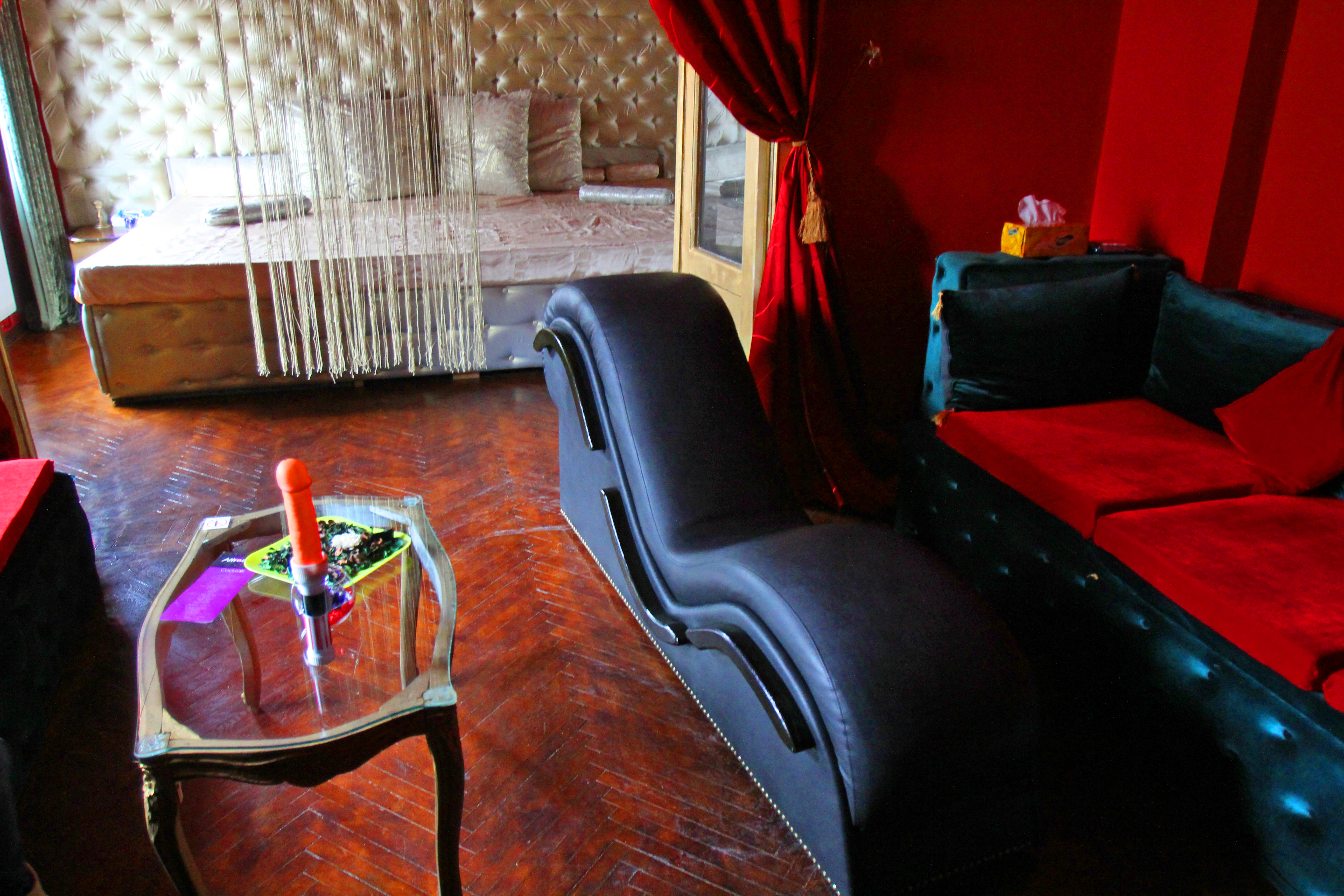 Una din camerele clubului in care se retrag swingerii