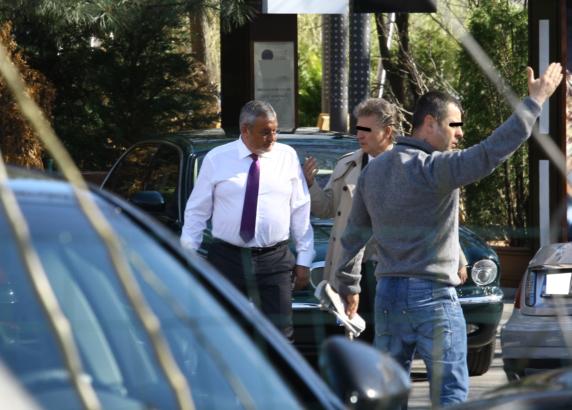 Sebastian Vladescu iese din restaurant si discuta cu o cunostinta