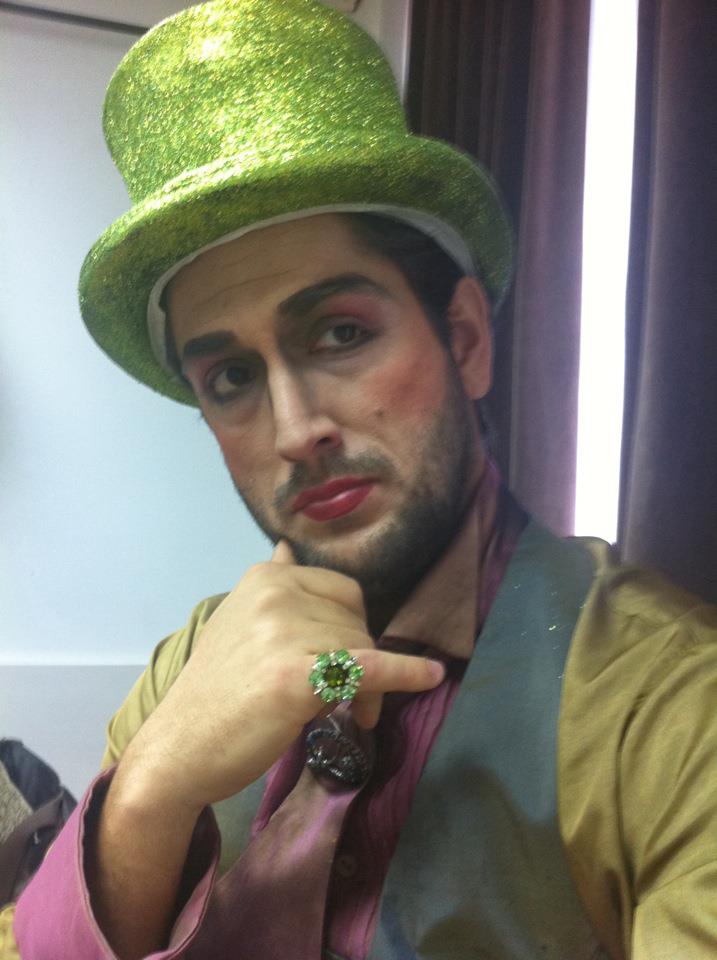 Atent. Cezar inainte sa intre pe scena pentru spectacolul