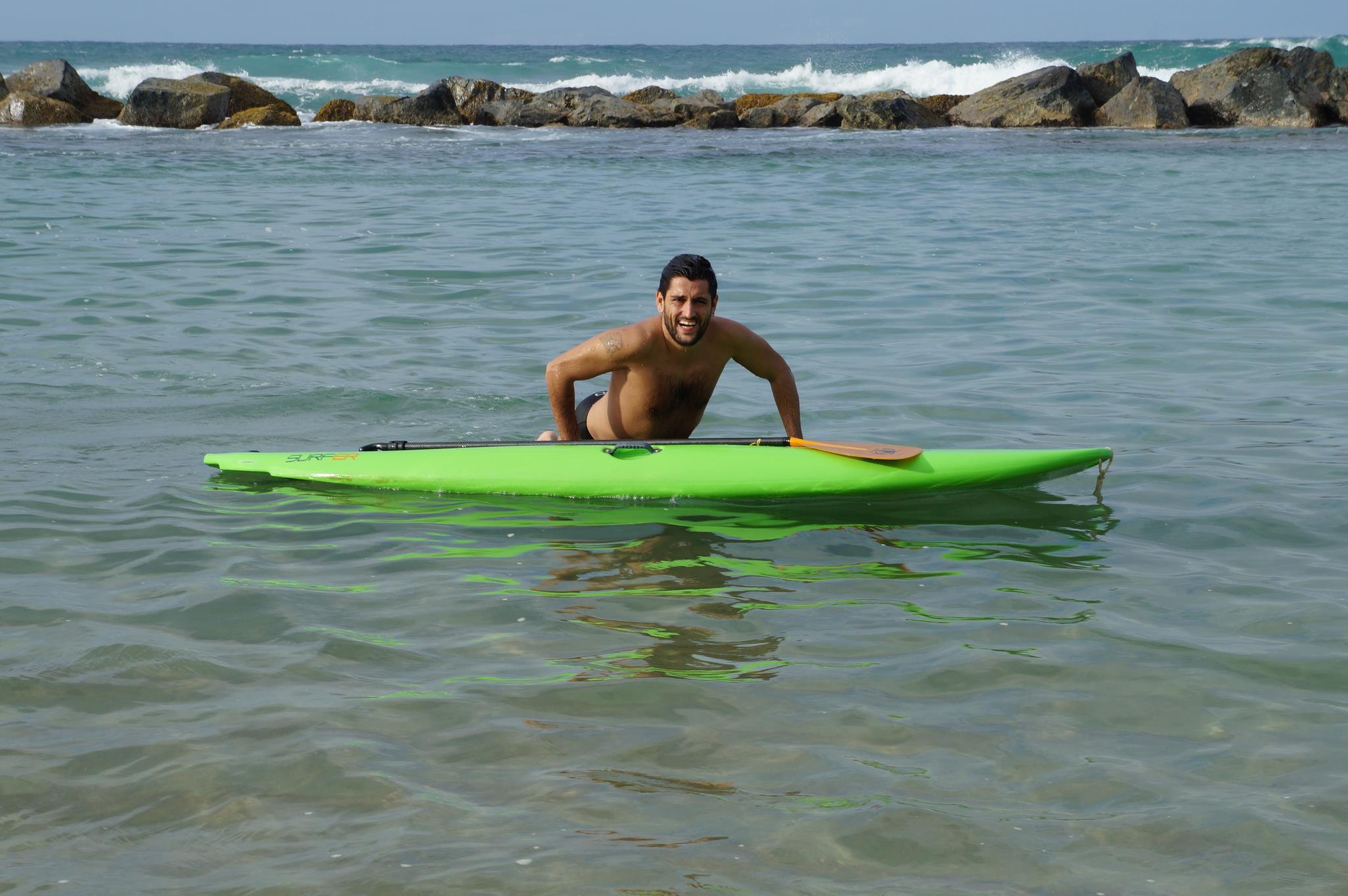 Relaxare. Cand nu se afla pe scena, Cezar apeleaza la surf pentru a se relaxa