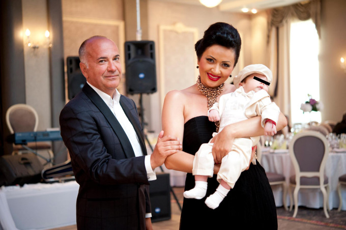 Sotii Mujea impreuna cu unul din copii lor