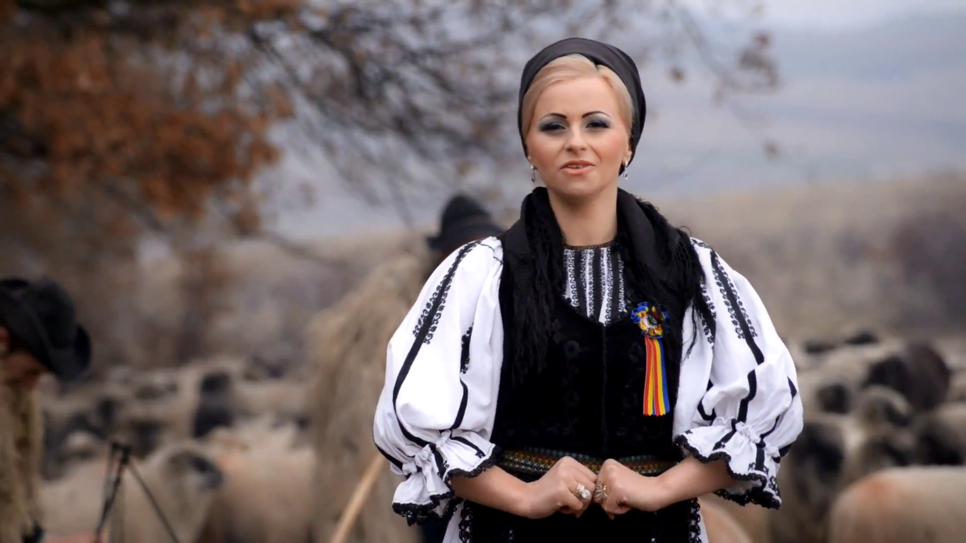 Cantareata de muzica populara Vionelia Andresoi iubeste oile, ca si sotul sau, cel mai bogat cioban din Romania