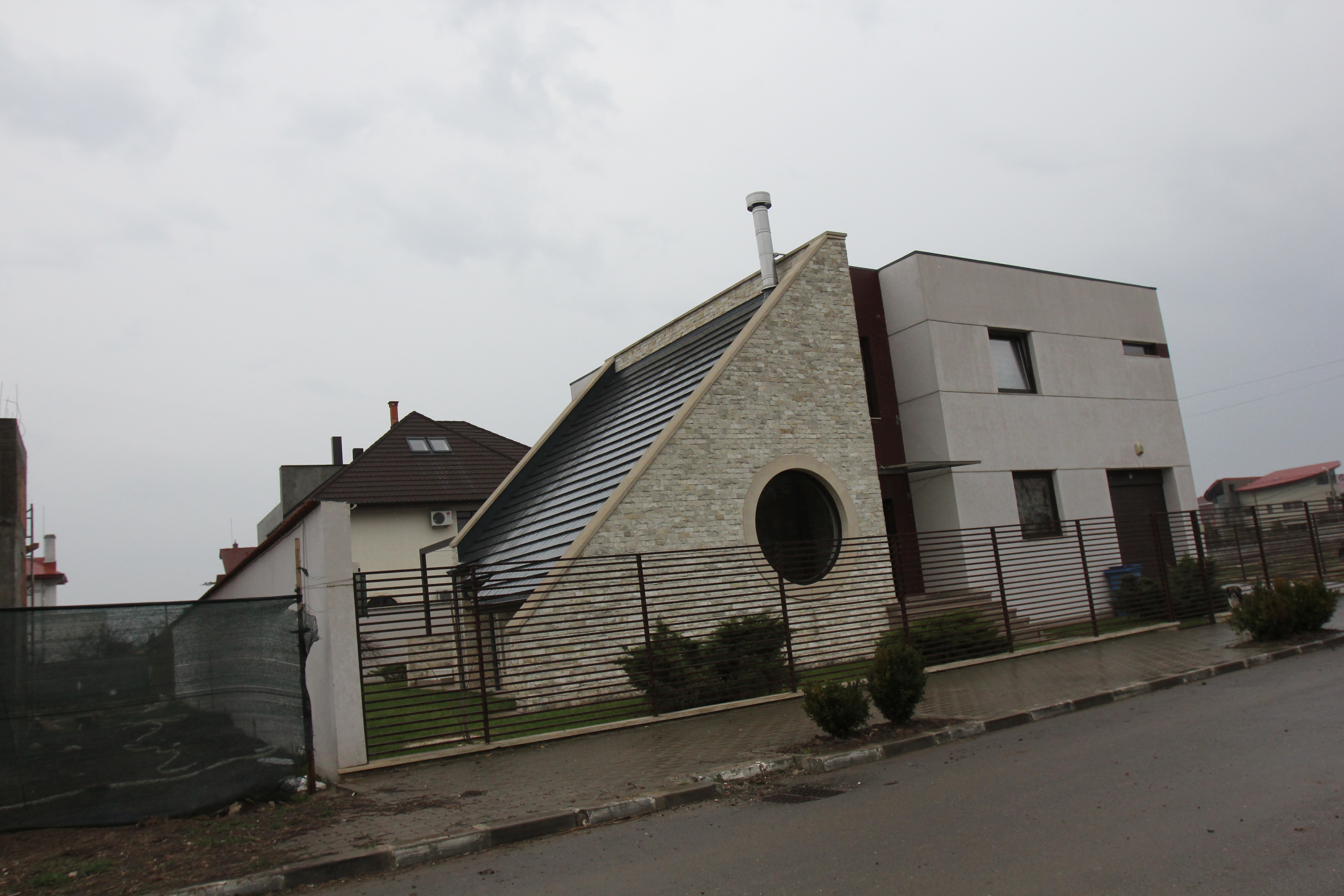 Antonela Costache are o avere impresionanta si o vila pe masura, ca un buncar, in Voluntari