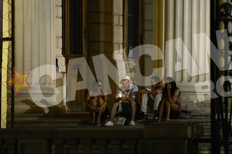 Pacha Man, la o suetă cu câţiva prieteni şi...câteva ţigări