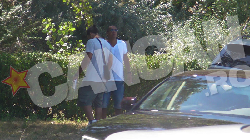 Mohombi fumează ţigări dubioase in zone retrase unde, crede el, nu este văzut de nimeni