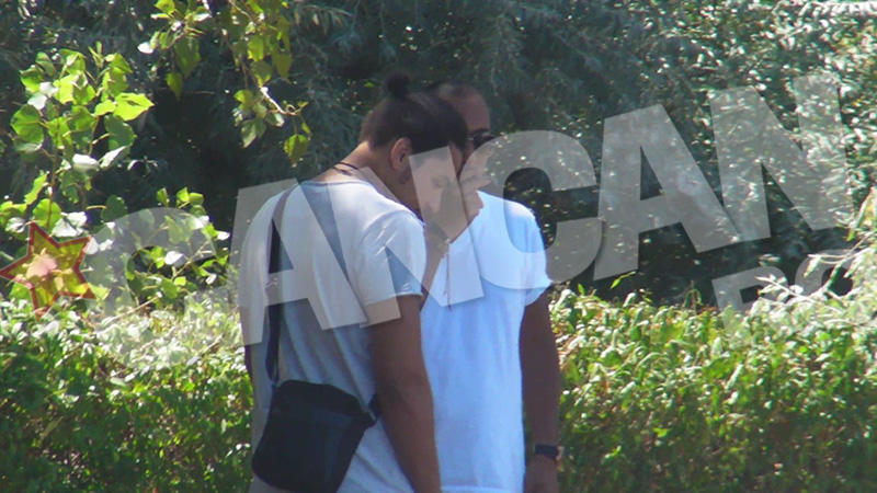 Mohombi fumează ţigări dubioase in zone retrase unde, crede el, nu este văzut de nimeni