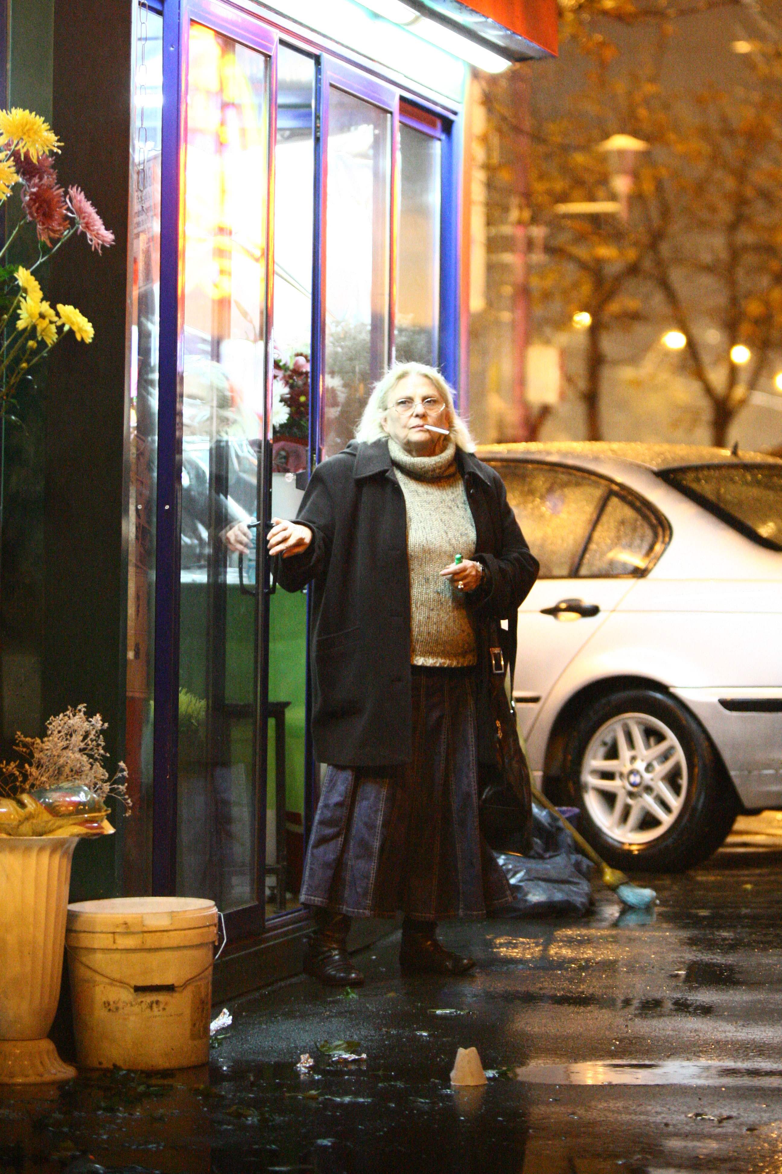 Cine este aceasta doamna respectabila care a iesit sa traga o tigara in pauza de