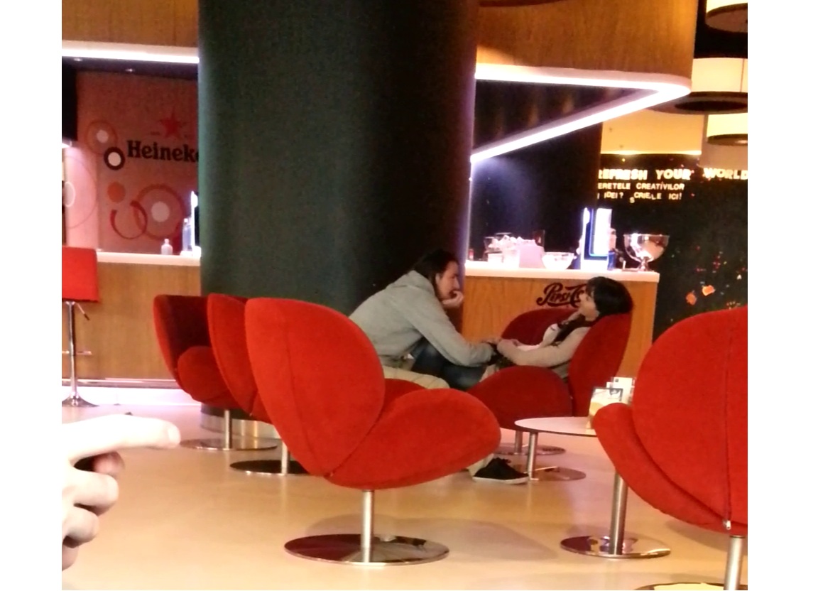 Victor si-a consolat, mangaiat si sarutat sotia, la o cafea