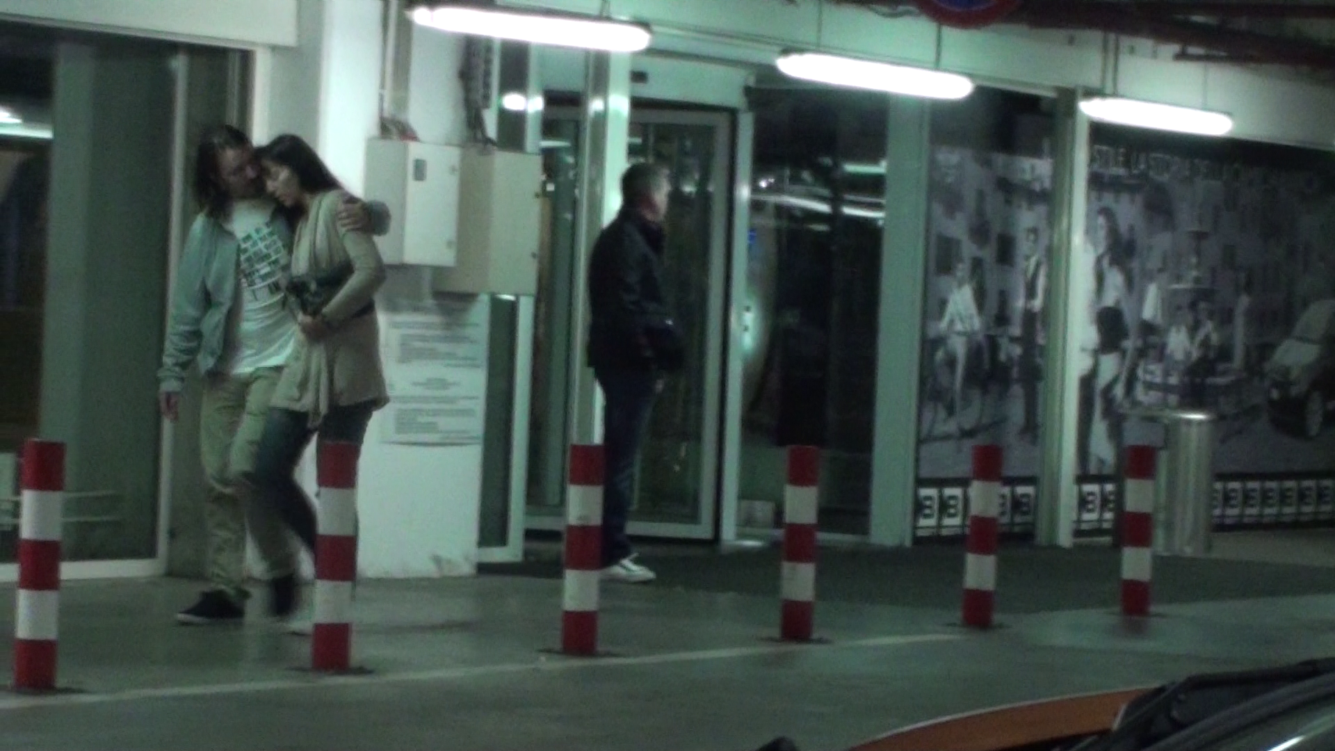 Saruturi si imbratisari in parcarea mall-ului