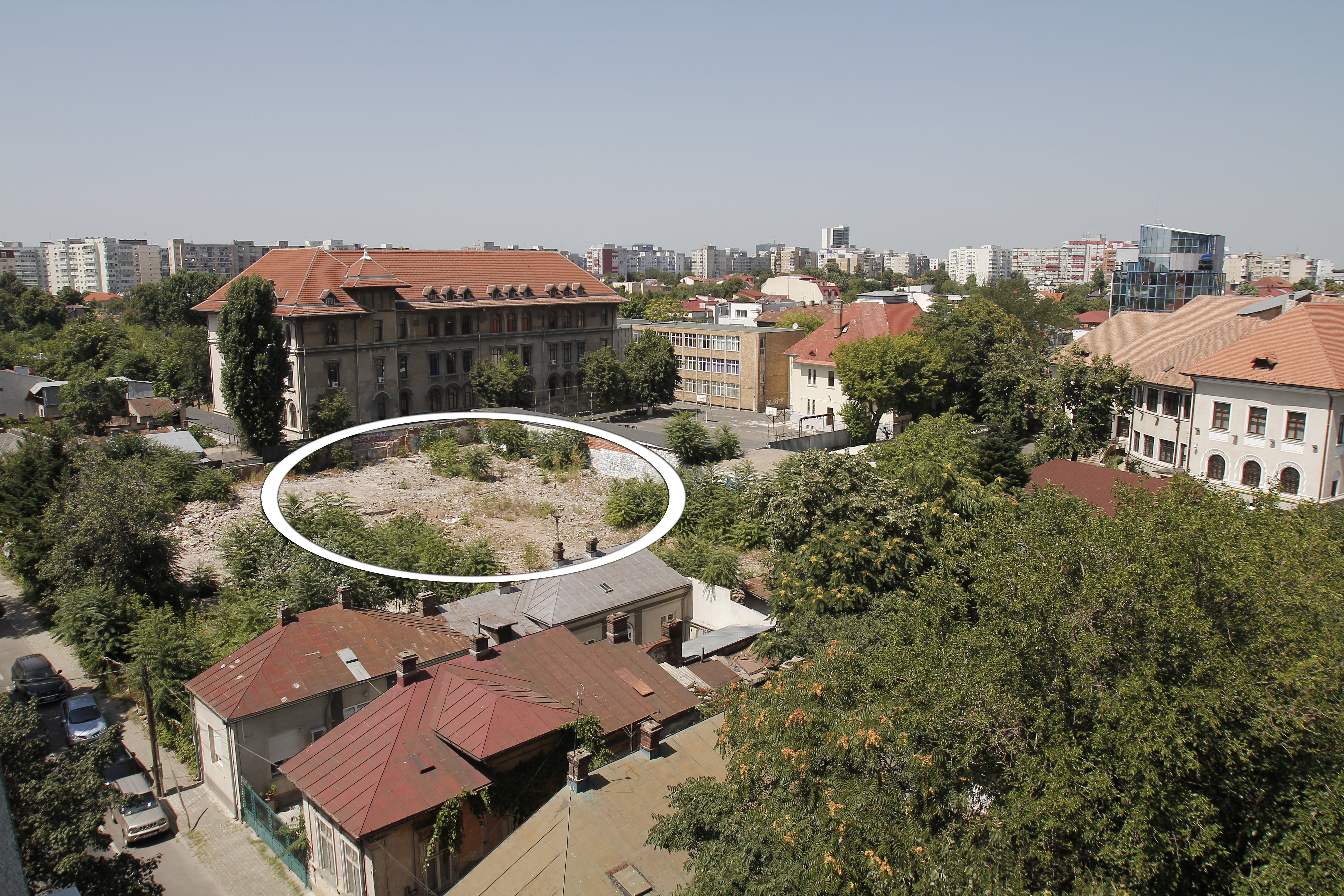 Pe acest teren urmeaza sa fie construit hotelul