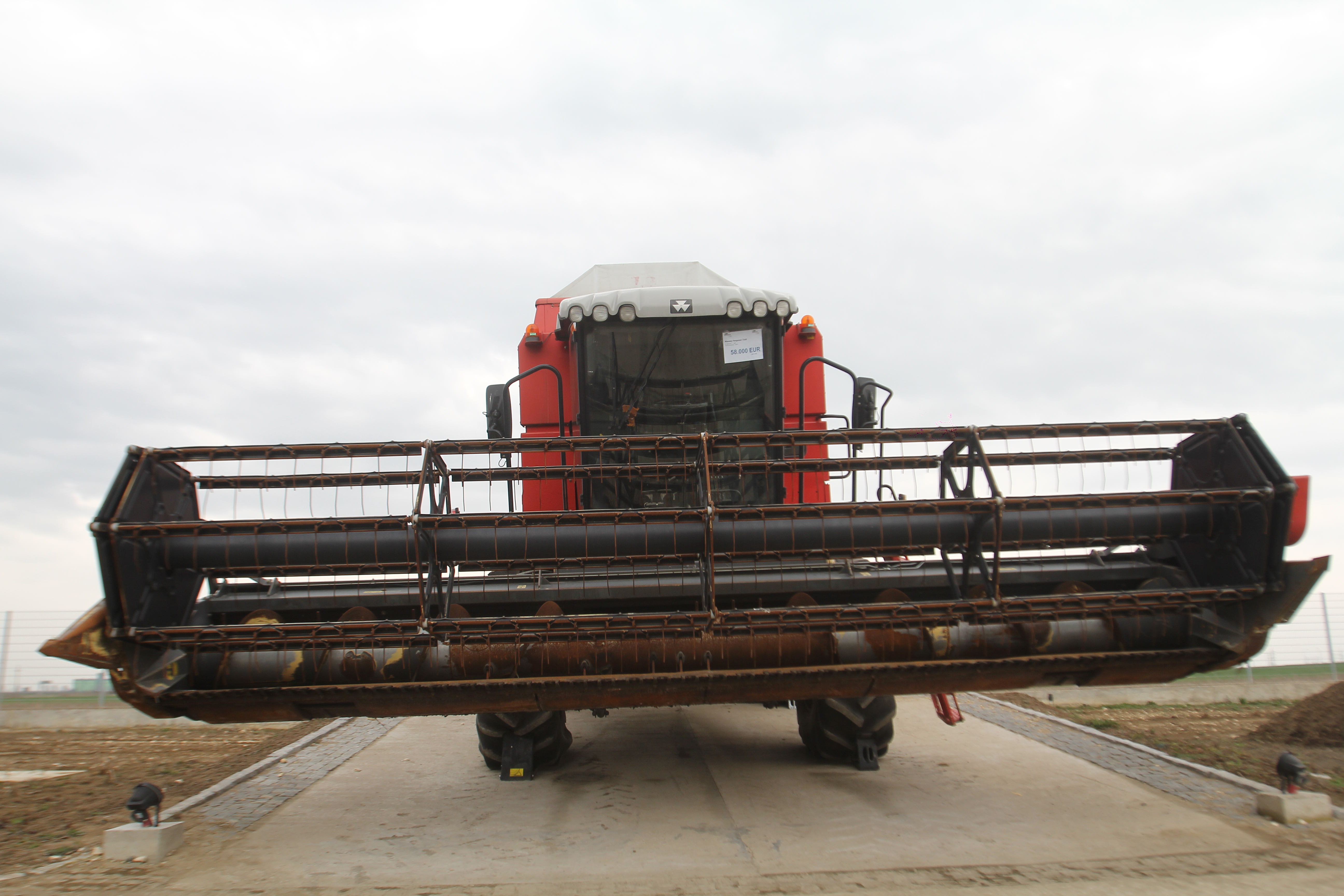 Avere. La cei 58 de nai ai sai, agricultorul a reusit sa stranga o avere consistenta, estimate la 20-25 de milioane de euro. El detine in proprietate aproape 800 de hectare de teren agricol in localitatile Cobadin, Deleni si Murfatlar din judetul Constanta, 1.381 metri patrati luciu de apa, dar si teren forestier