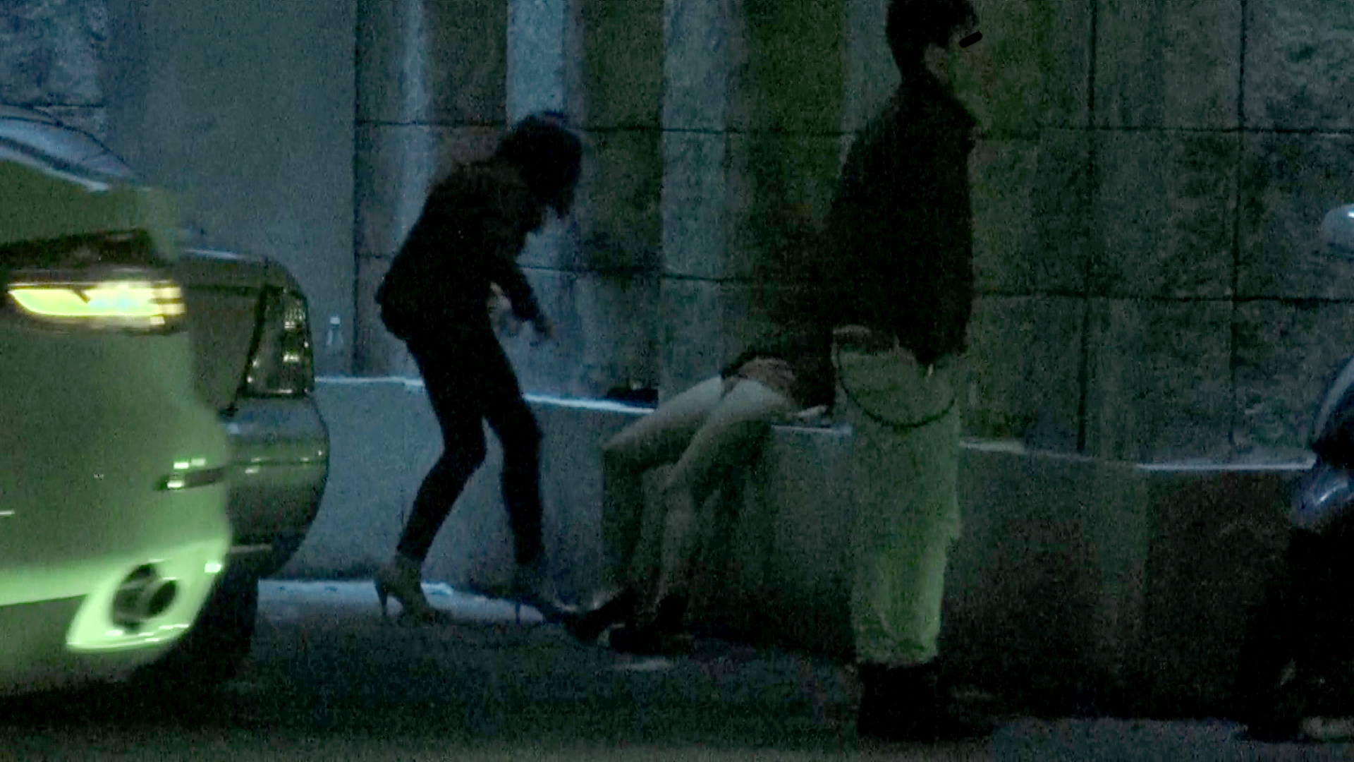 Imagine soc! Tanara care a baut prea mult in club a zacut minute bune prabusita intr-o nisa a peretelui, cu chilotii la vedere