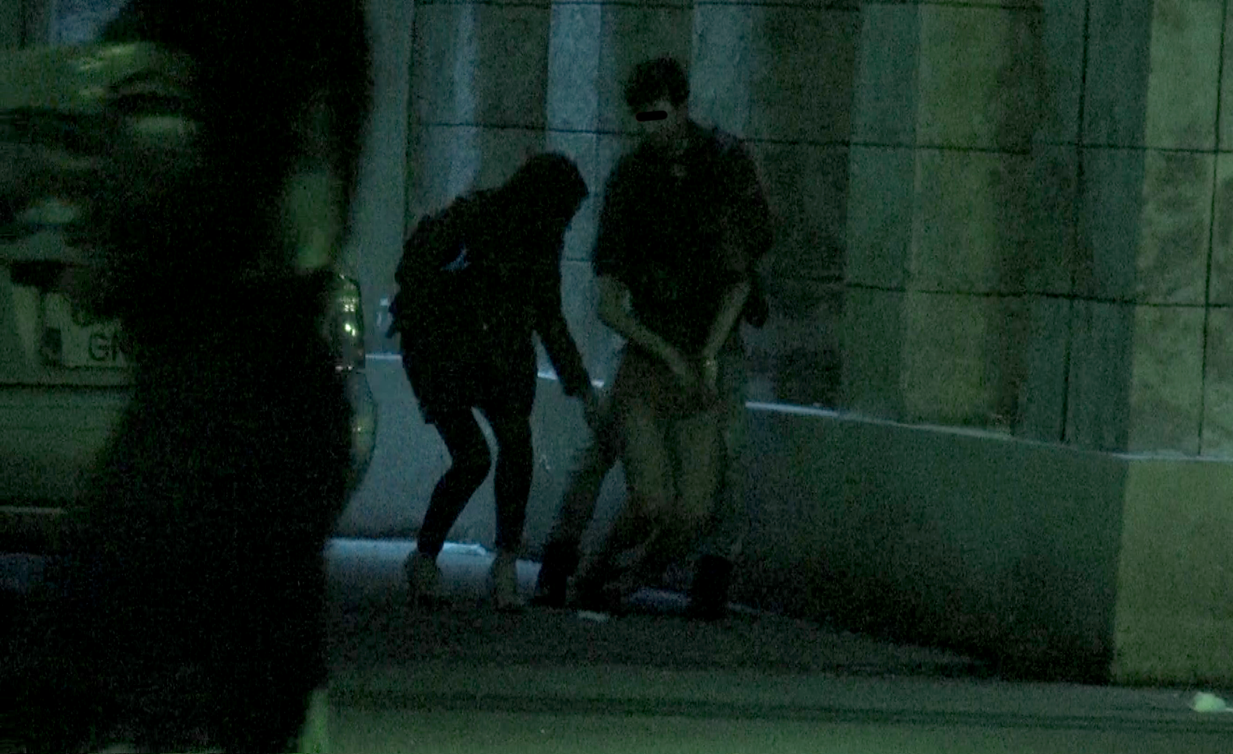 Duminica, ora 5.44. Prietenii au incercat sa o ridice, fara succes insa