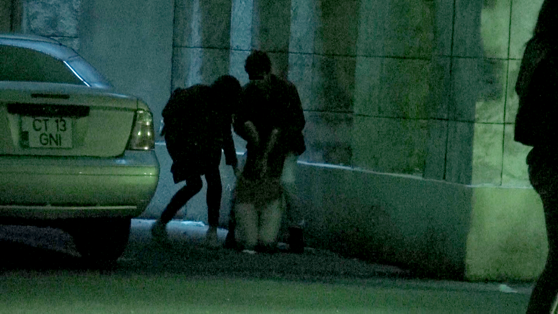 Pentru ca tanara era inerta, prietenii nu au reusit sa o sustina si au scapat-o pe jos