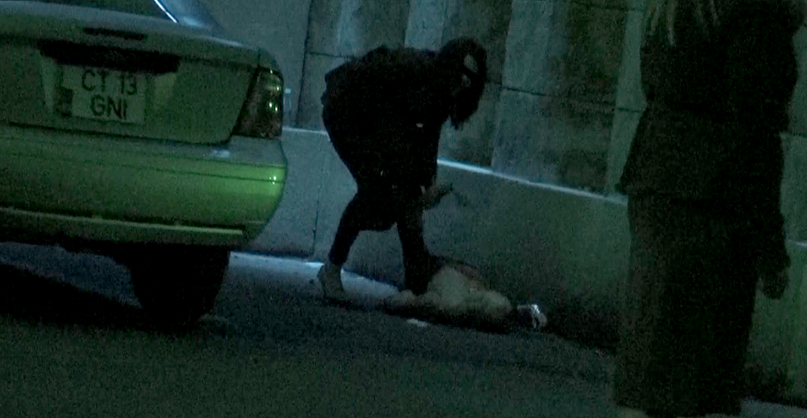 Eforturile lor se dovedesc in zadar. fata ramane intinsa pe jos, intr-o pozitie nefireasca