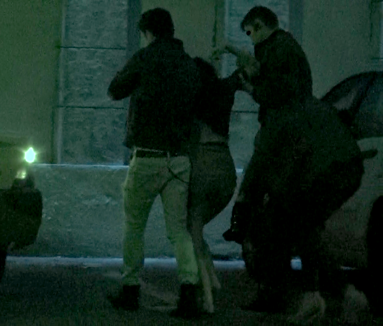 Duminica, ora 6.00. Intr-un final, un taximetrist li se alatura tinerilor si cu totii reusesc sa o care pe fata pana la masina