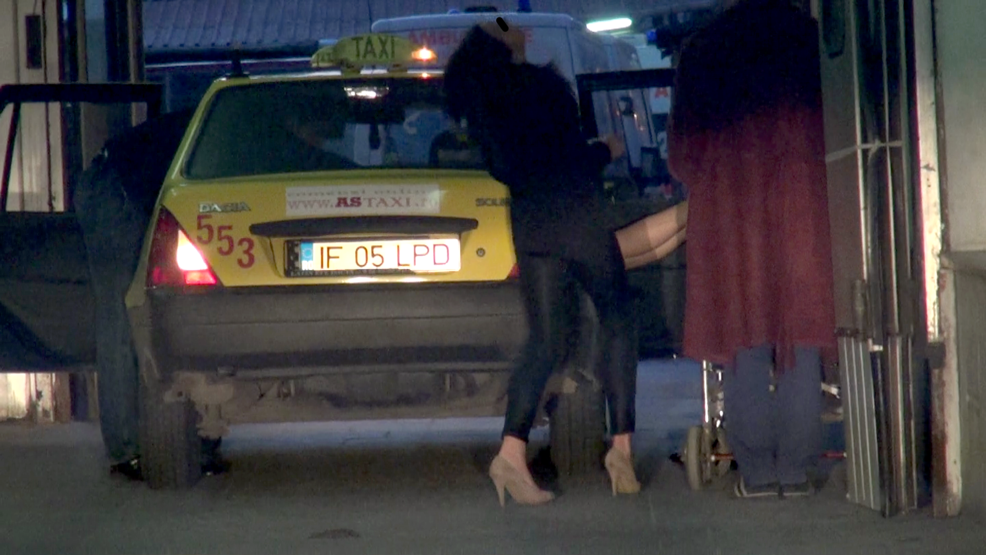 Realizand ca situatia e grava, taximetristul merge intr-un suflet pana la spitalul de urgenta, unde tanara e cu greu coborata din masina