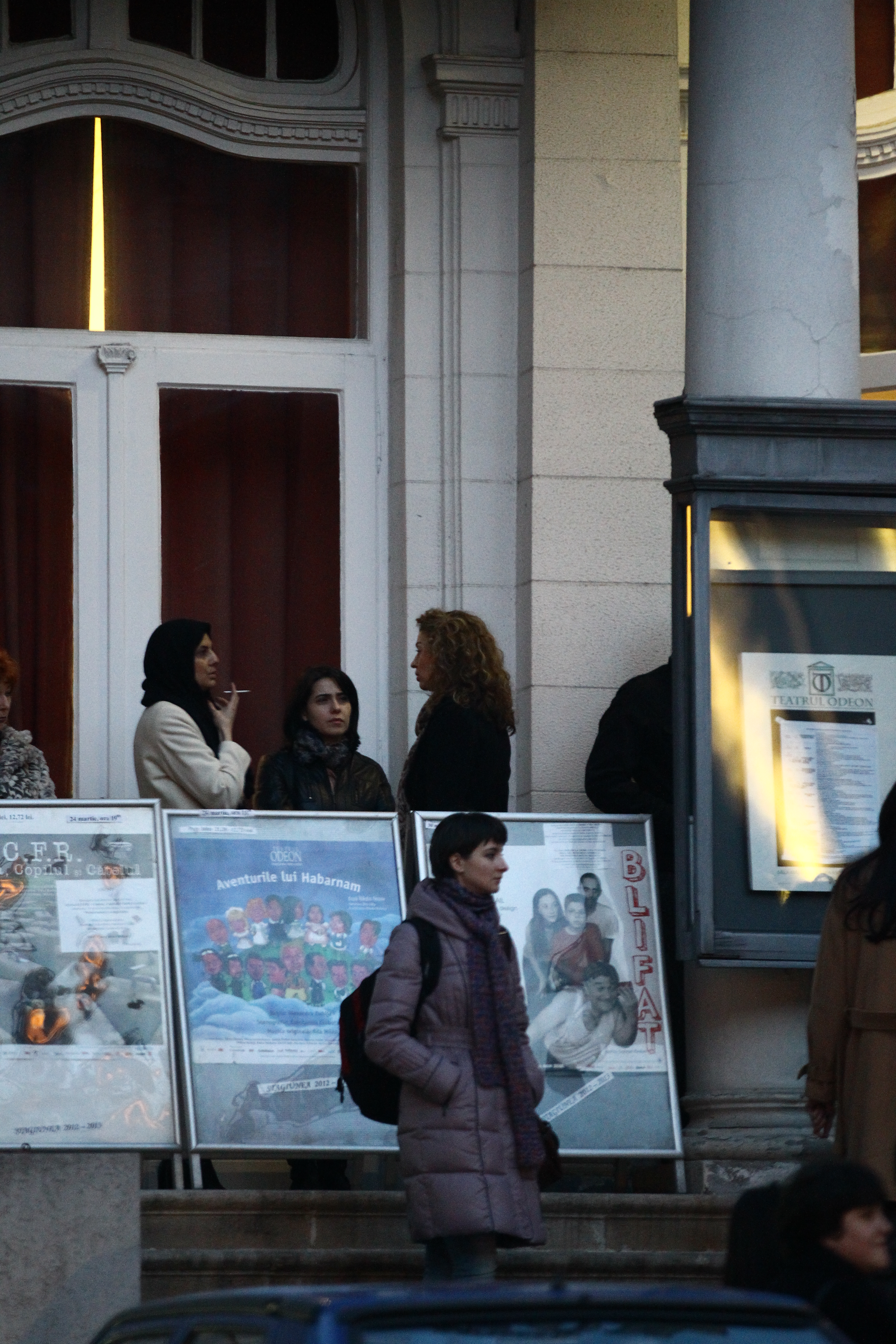 Elena Stoica ajunge la Teatrul Odeon, unde se intalneste cu doua prietene si abia acolo pare sa se insufleteasca un pic