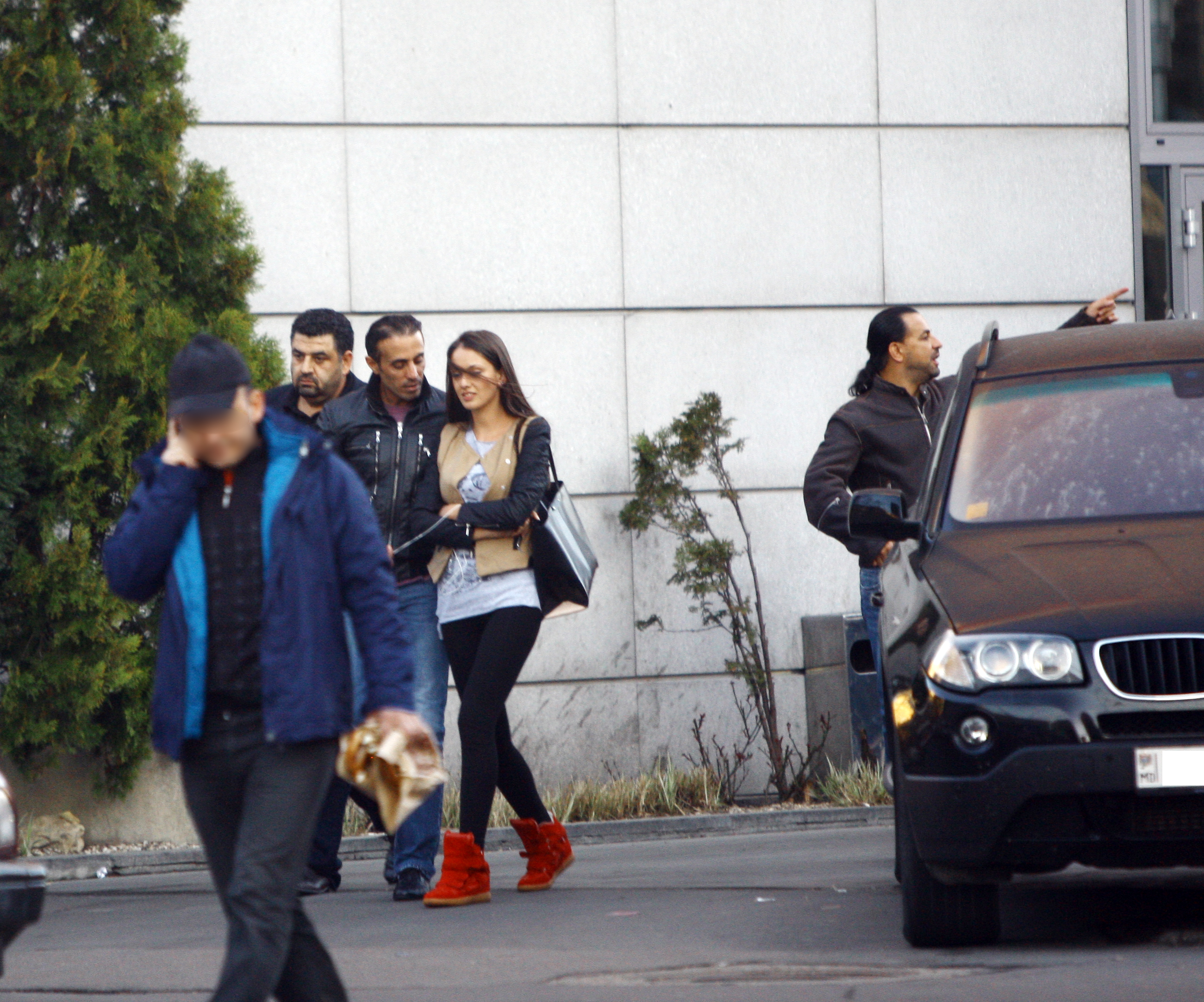 Bucuresti, ora 7.01 a.m., miercuri. Undeva in zona Dorobanti. Max Al Habtoor si tanara care seara l-a luat de la hotel, ies dintr-un cazinou, urmati indeaproape de garzile de corp ale printului