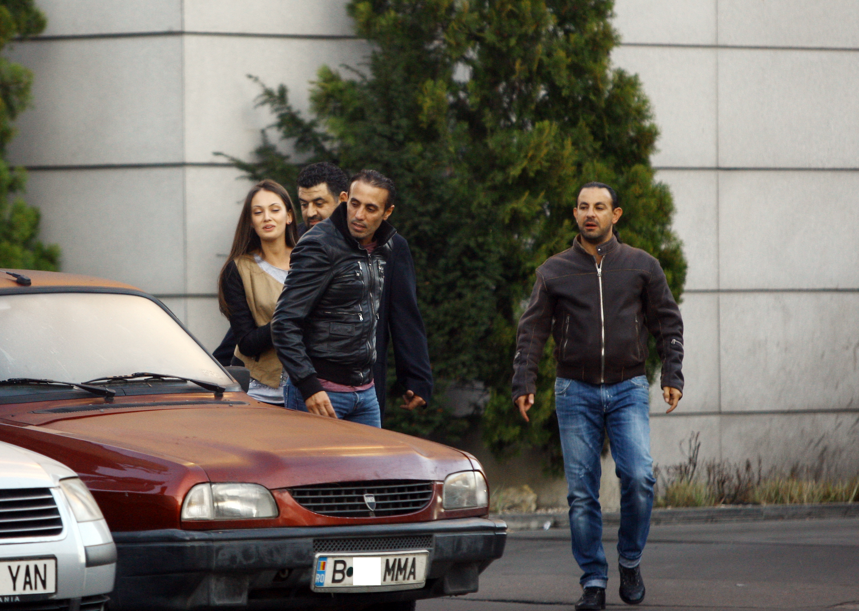 Printul arab e pus pe joaca: o trage pe tanara de mana si o smuceste in gluma dupa el