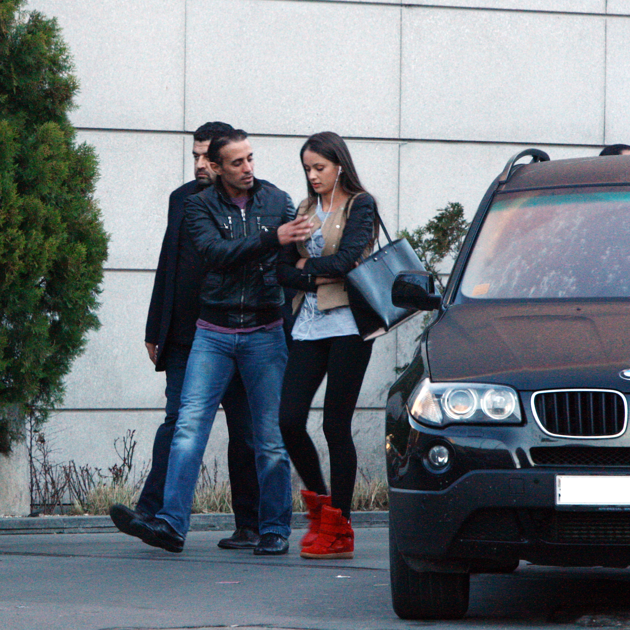 Printul vrea sa beneficieze de toata atentia tinerei, asa ca se arata deranjat de castile de la telefonul mobil pe care ea le tine in urechi