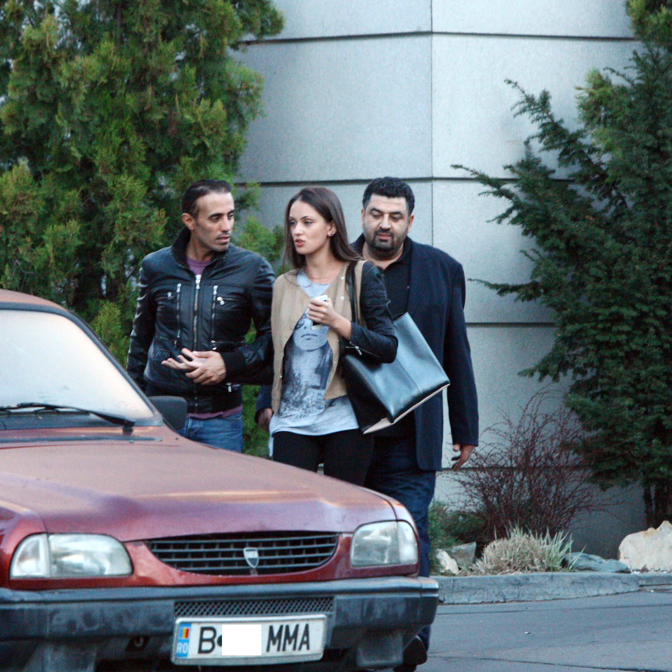 Departe de a se supara, fata intra in joc si se prefac ca se bat pe strada. Plini de tandrete, desigur!