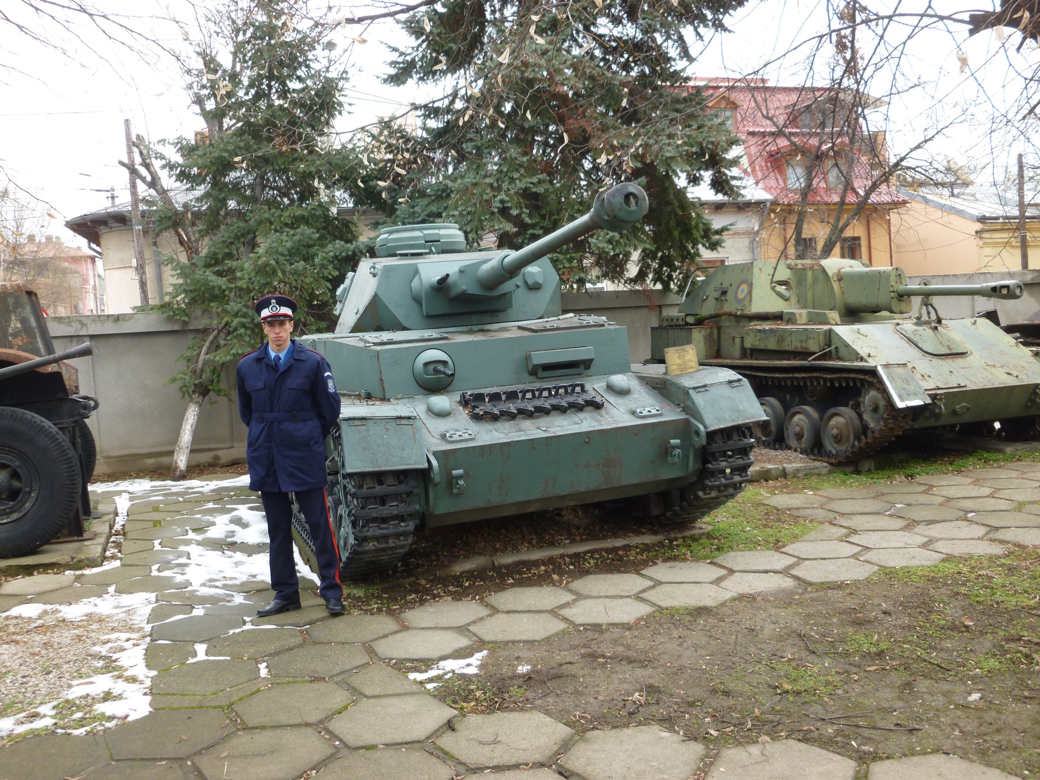 Tanarul in uniforma militara