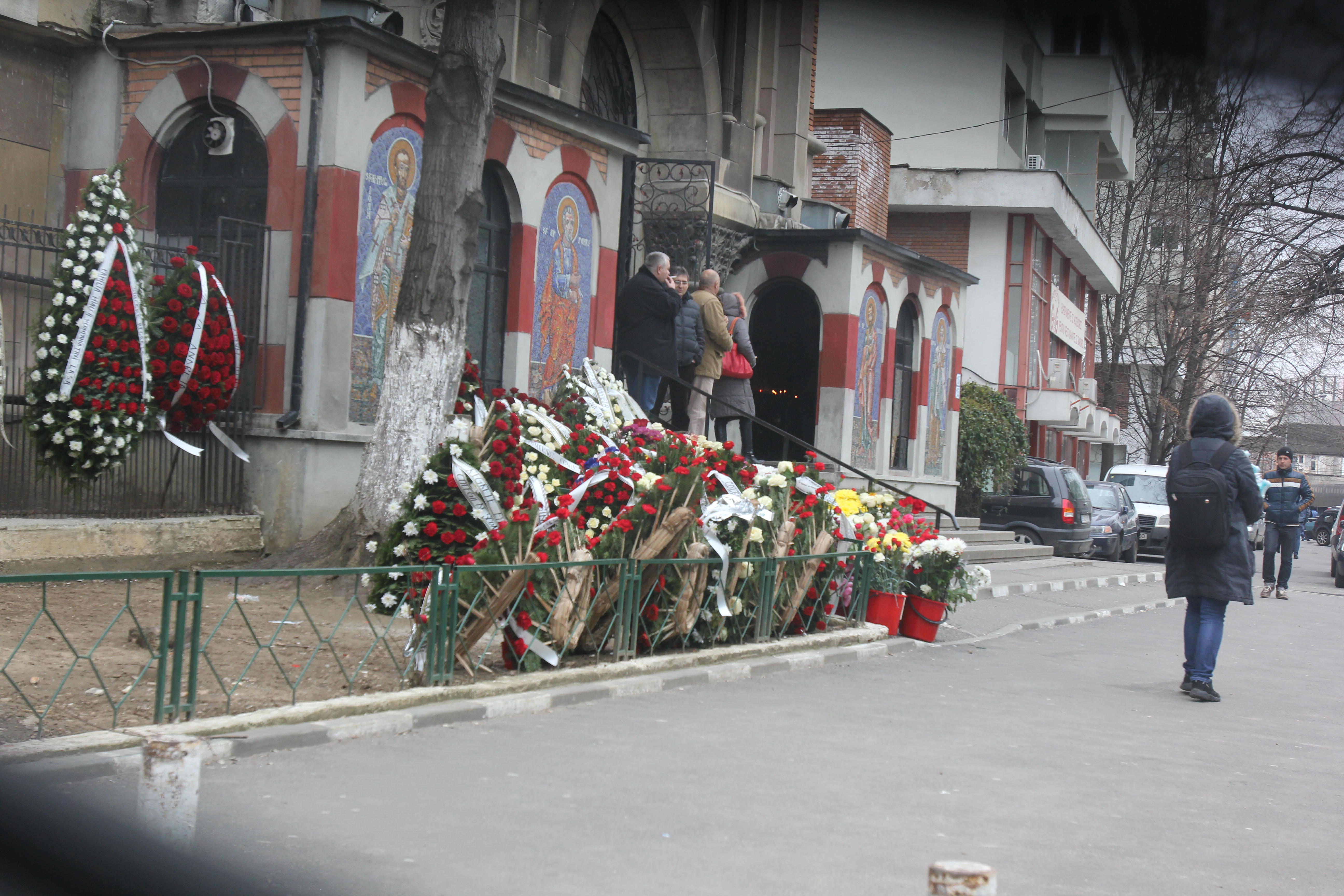 Durere. Curtea bisericii era ieri plina de coroane si buchete de