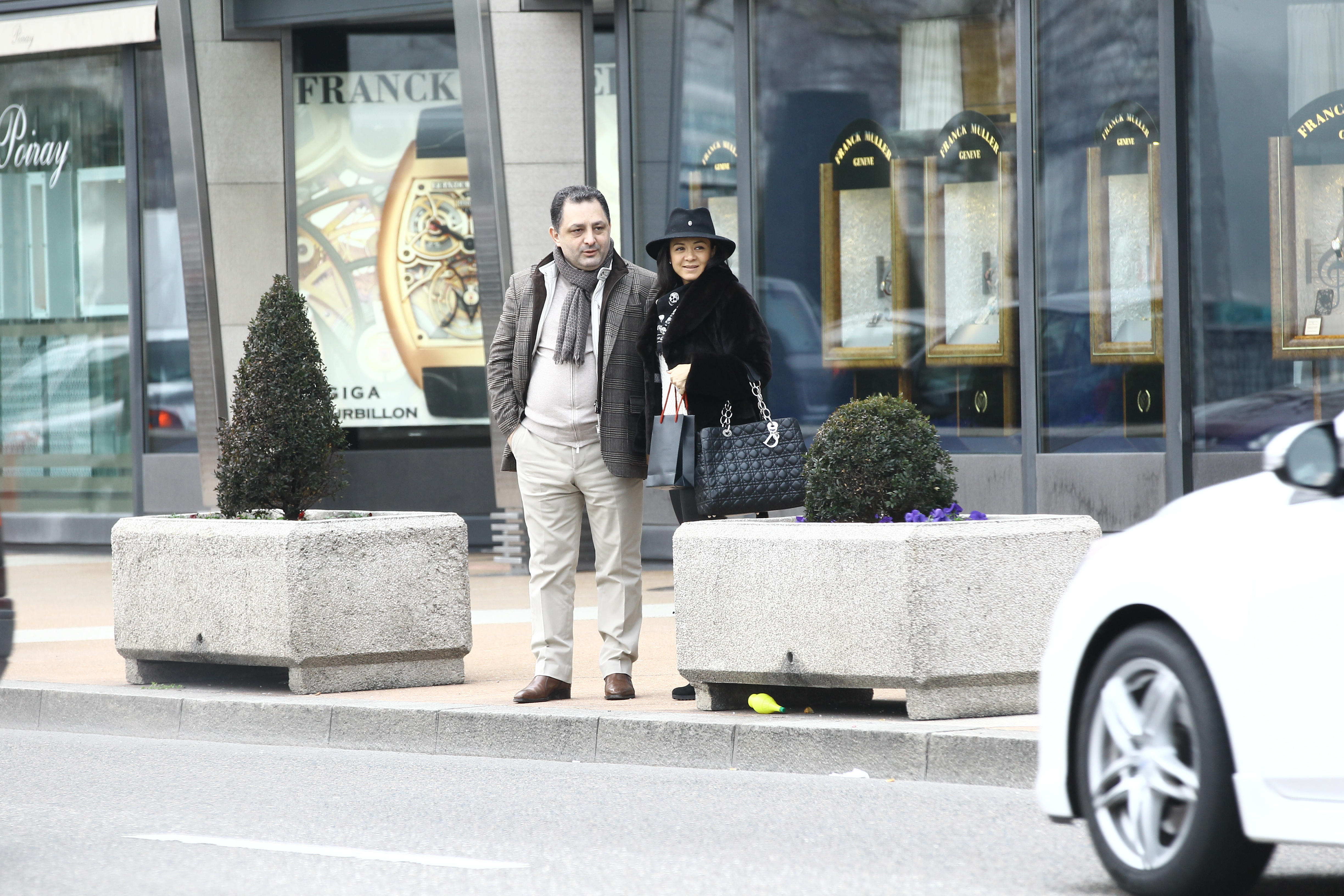 Vanghelie a parasit-o pe Charlotte la inceputul anului trecut, dupa o vacanta romantica petrecuta in Elvetia si Franta cu noua lui iubita, Oana Mizil. Cei doi au fost fotografiati in premiera impreuna de paparazzii Cancan. Aceasta imagine a fost realizata pe faimoasa strada Quai de Mont-Blanc din centrul Genevei, cand Marian si Oana Mizil pornisera intr-un tur de cumparaturi