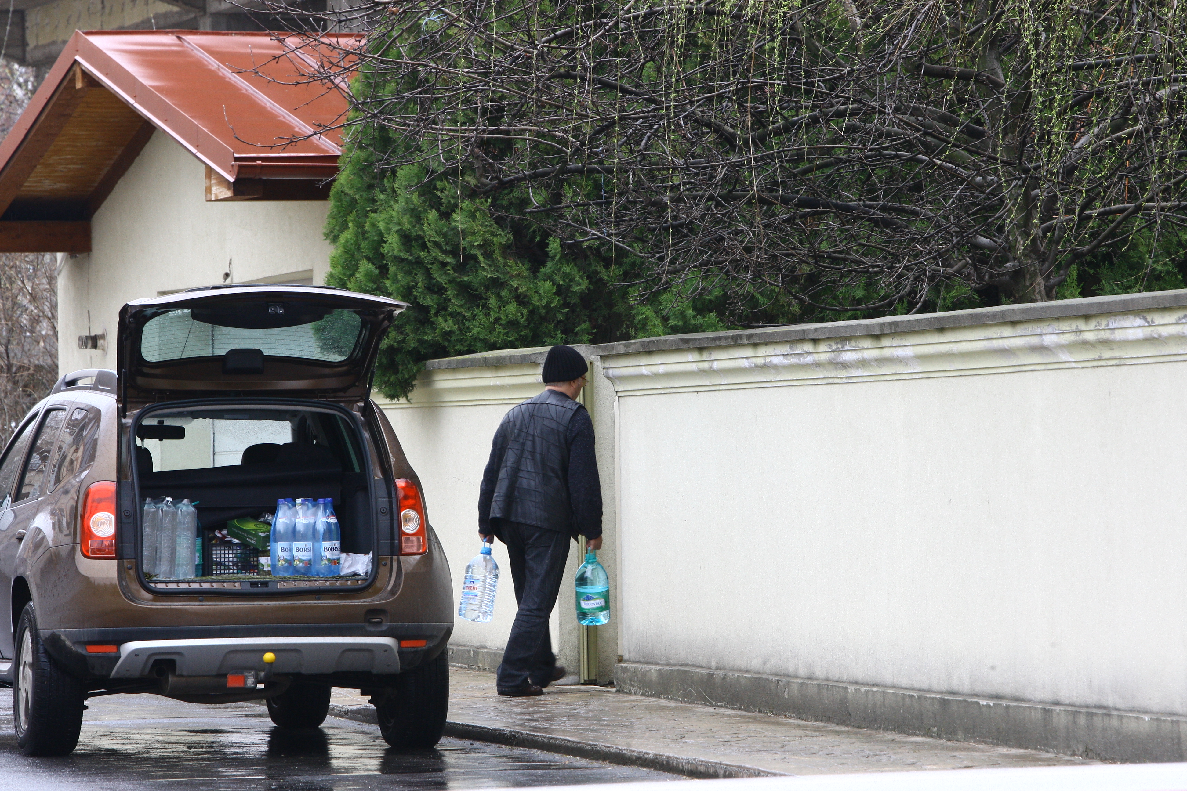 In timp ce afaceristul vorbea la telefon, pe terasa, un angajat i-a adus acasa cumparaturile