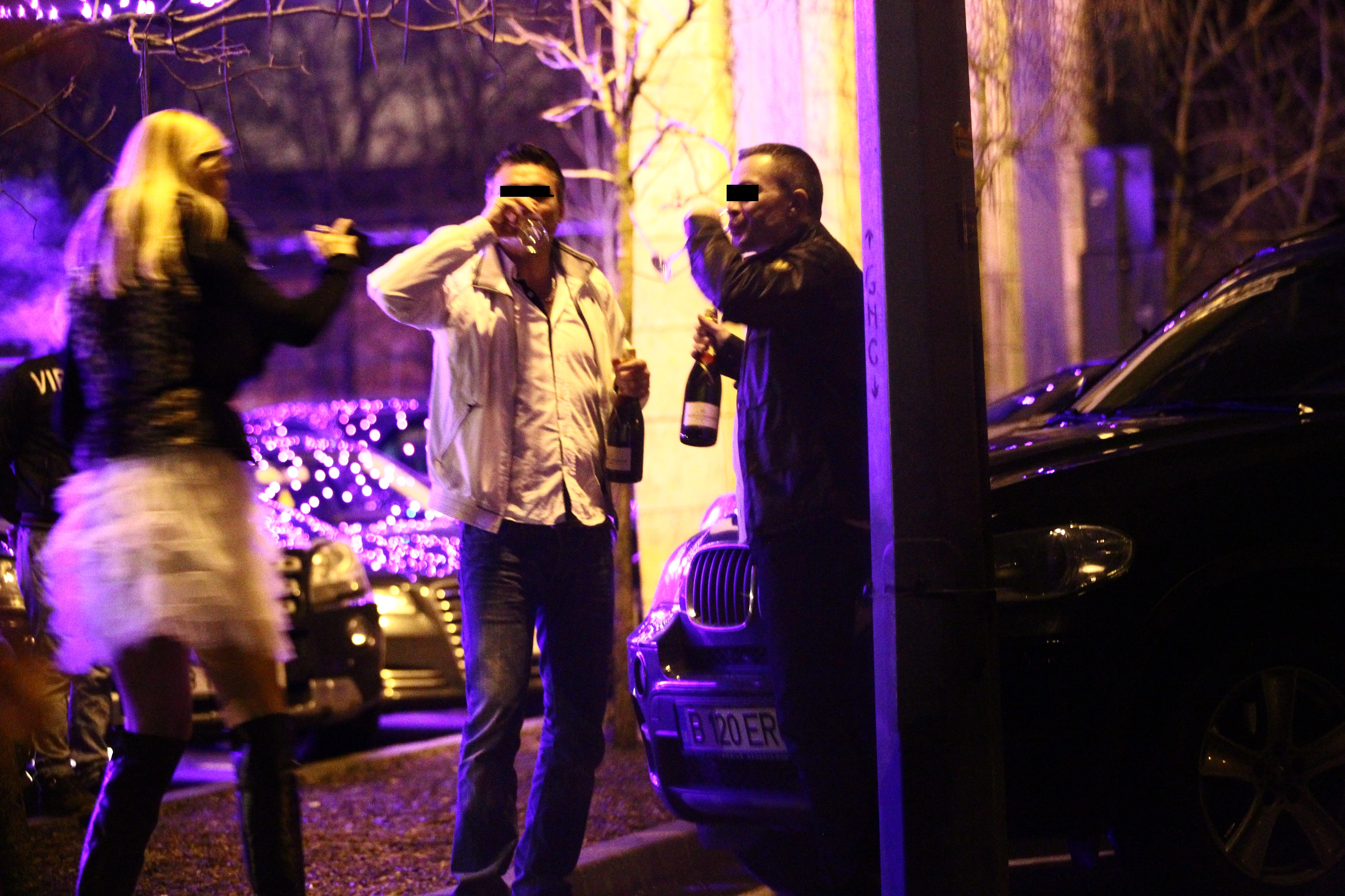 Penibil. Au baut sampanie pe capota masinii si s-au distrat in club