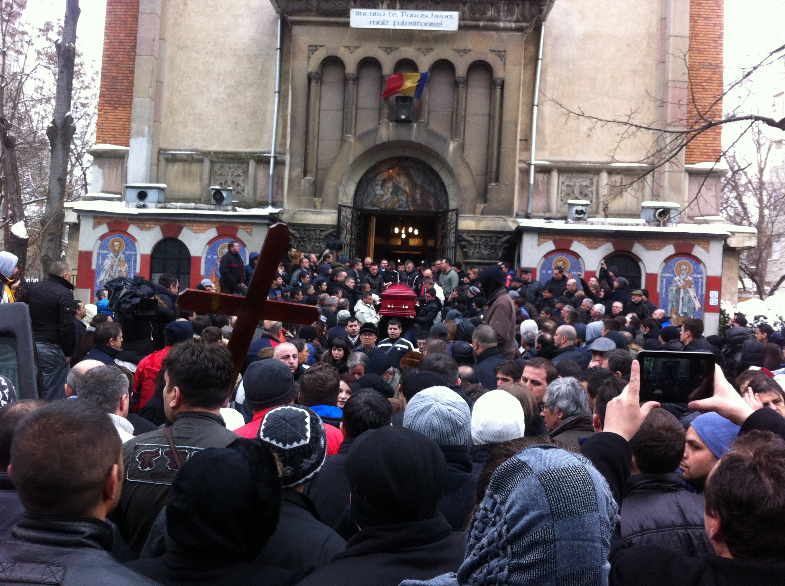 Apreciat. Sicriul a fost scos din biserica in aplauzele celor prezenti
