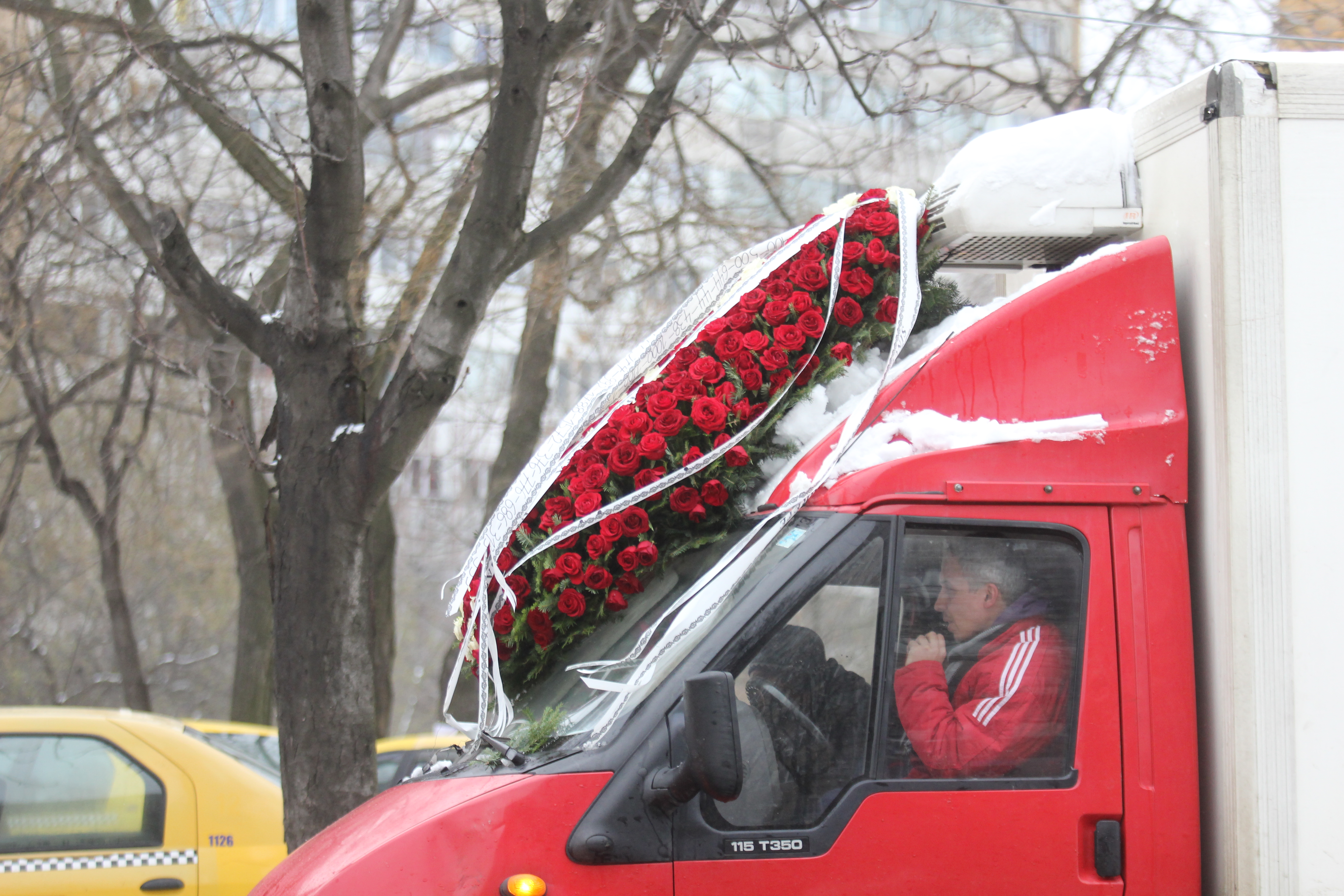 Iubit. Doua masini au fost umplute ochi cu coroane si buchete de flori