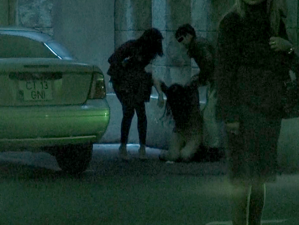 Pentru ca tanara era inerta, prietenii nu au reusit sa o sustina si au scapat-o pe jos