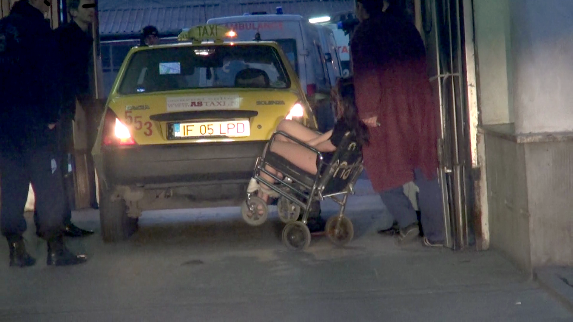 Ora 6.06. Spitalul de Urgenta Floreasca. Imediat apare un brancardier, iar fata e asezata, in aceeasi stare de inconstienta, intr-un scaun cu rotile si dusa imediat in spital, pentru o interventie rapida