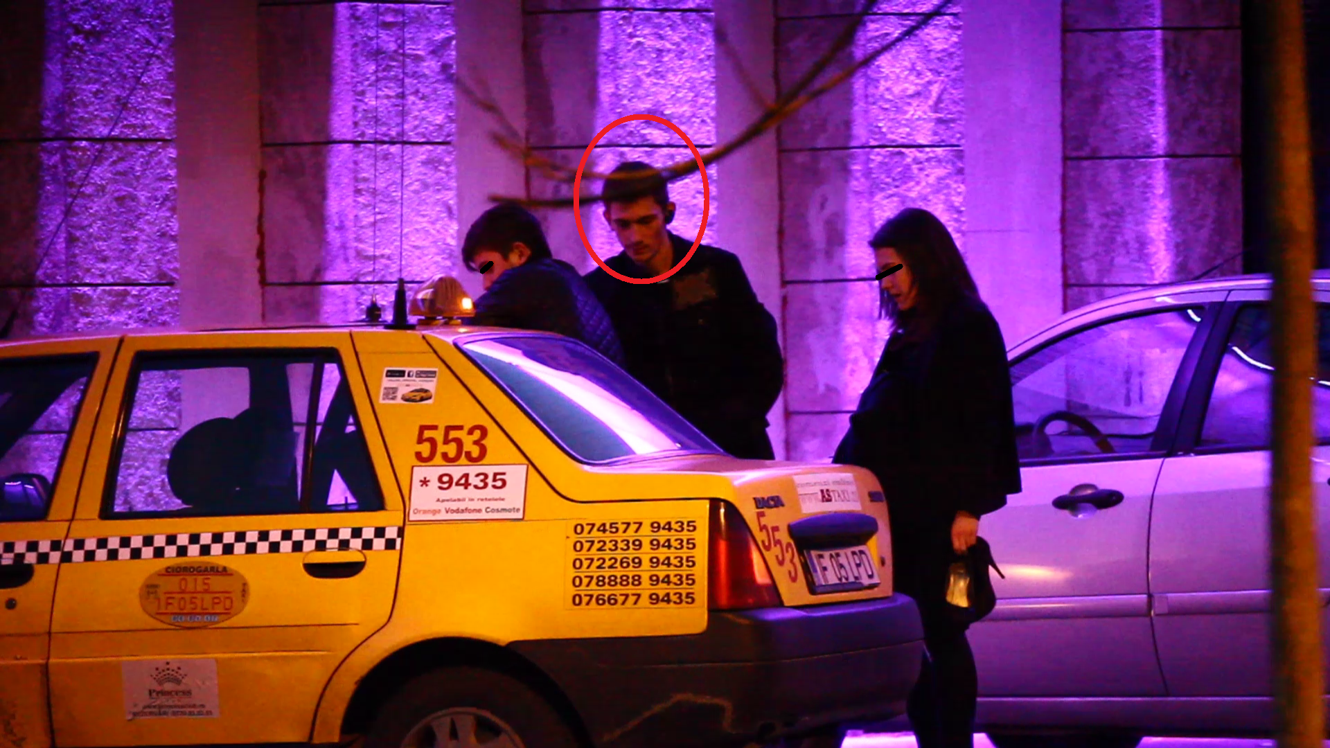 Taximetristul o sprijina pe tanara pe drumul spre masina