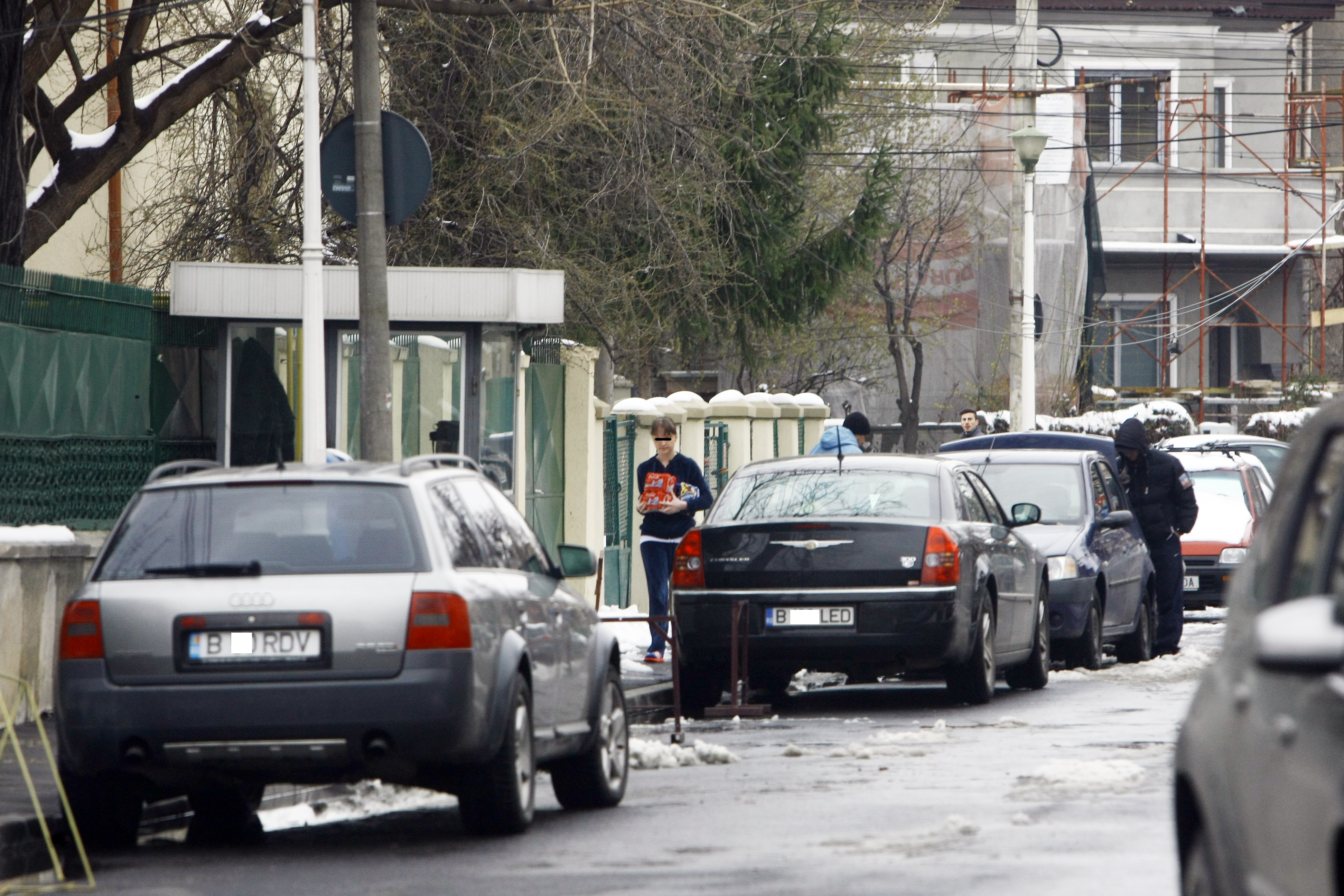 Fiica lui Vadim a iesit in haine de casa si in papuci, sa ajute la transportarea produselor de la masina