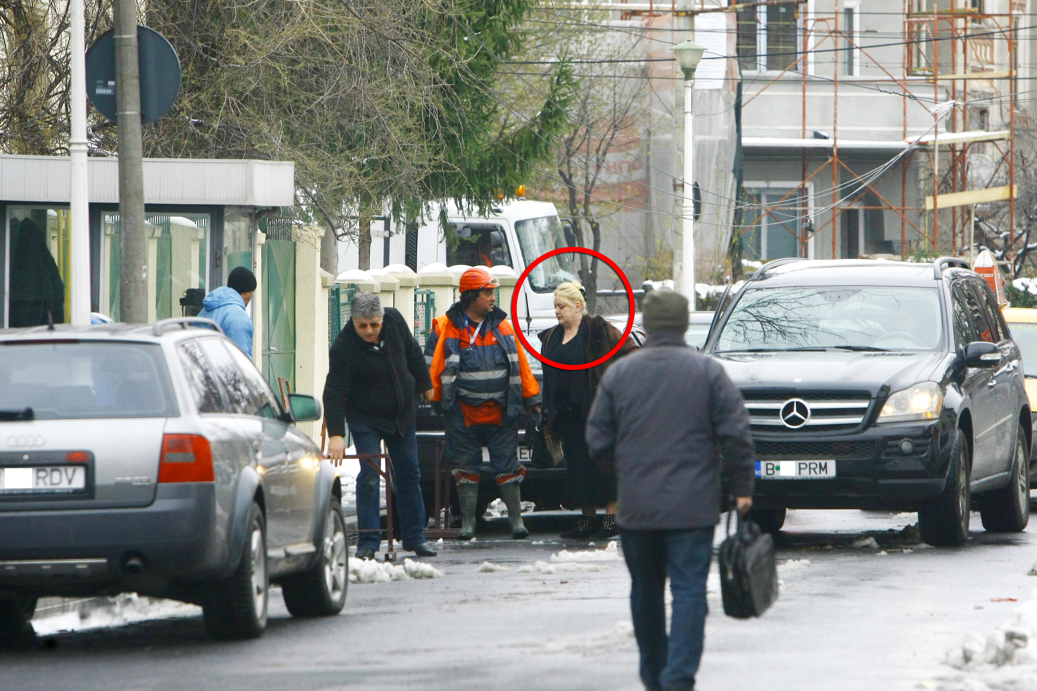 Sotia lui Vadim ajunge degraba acasa si le traseaza sarcini precise vidanjorilor