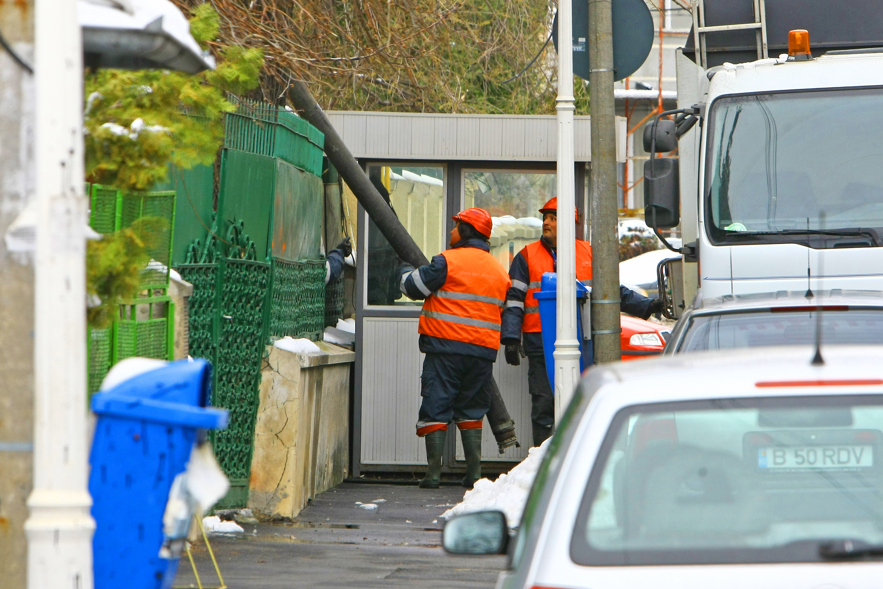 Furtunele sunt pregatite, vidanjorii trec la treaba: operatiunea desfundarea canalului lui Vadim!