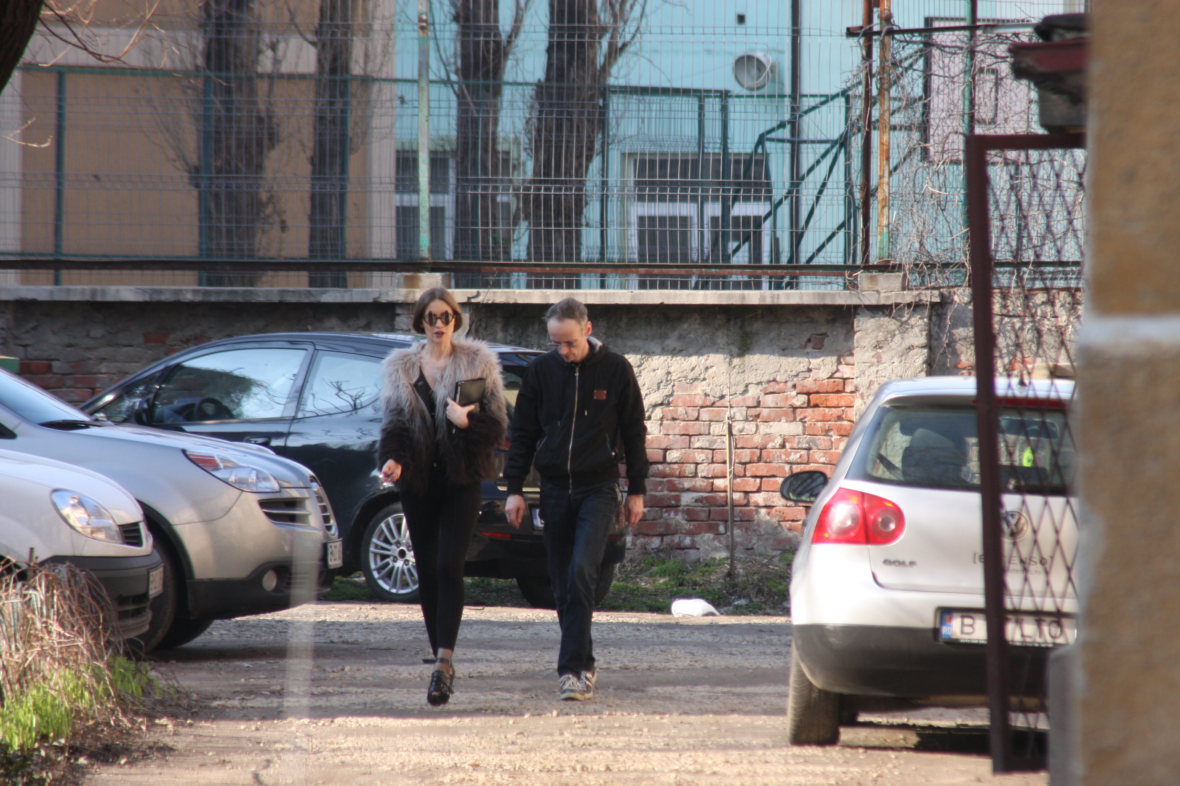 Iulia continua sa frecventeze atelierul lui Mihai in timp ce il lauda public pentru talentul lui de designer