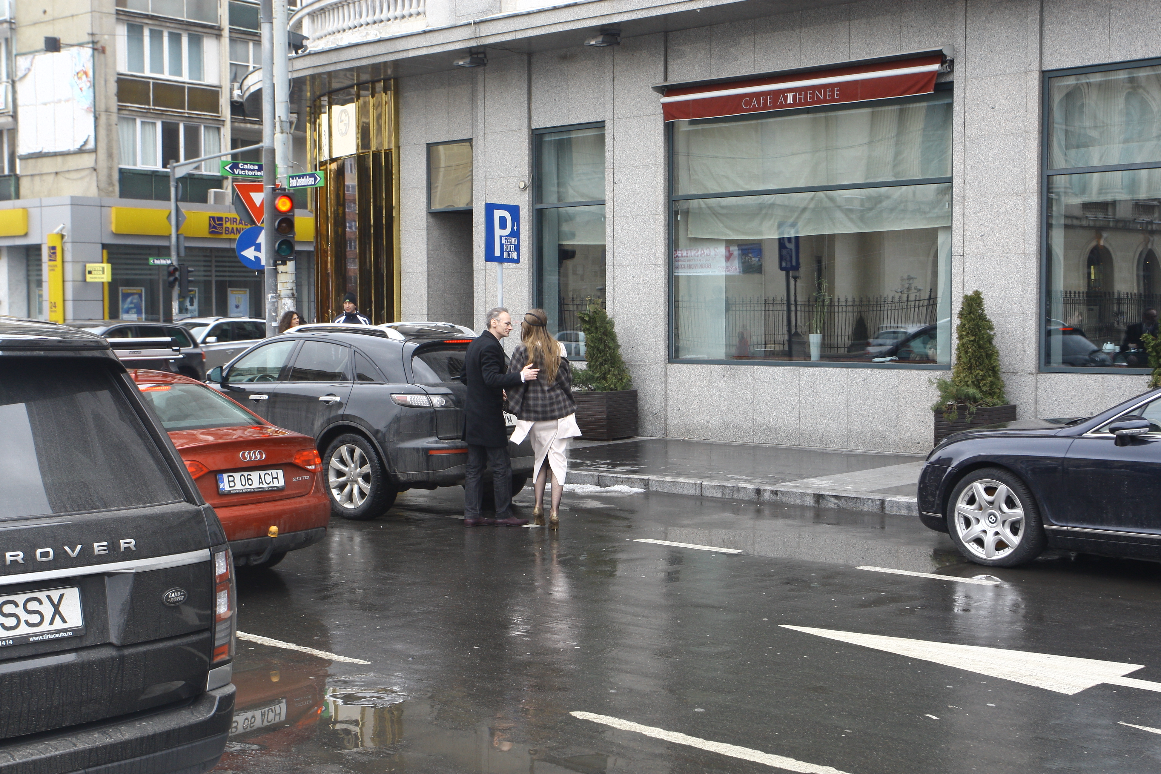 Dupa ce au semnat actele, Mihai si Iulia s-au comportat precum doi oameni a caror dragoste nu sa terminat si...