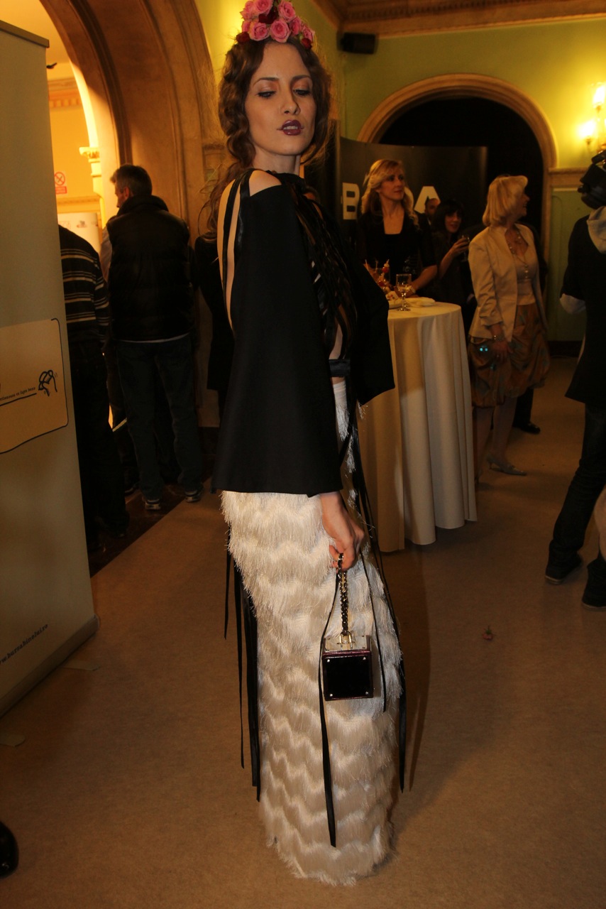 Dupa ce a atras toate privirile cutinuta ei extravaganta, la premiile Gopo, Iulia a avut grija sa spuna ca ea a creat-o si sa-si laude sotul pentru accesoriile asortate