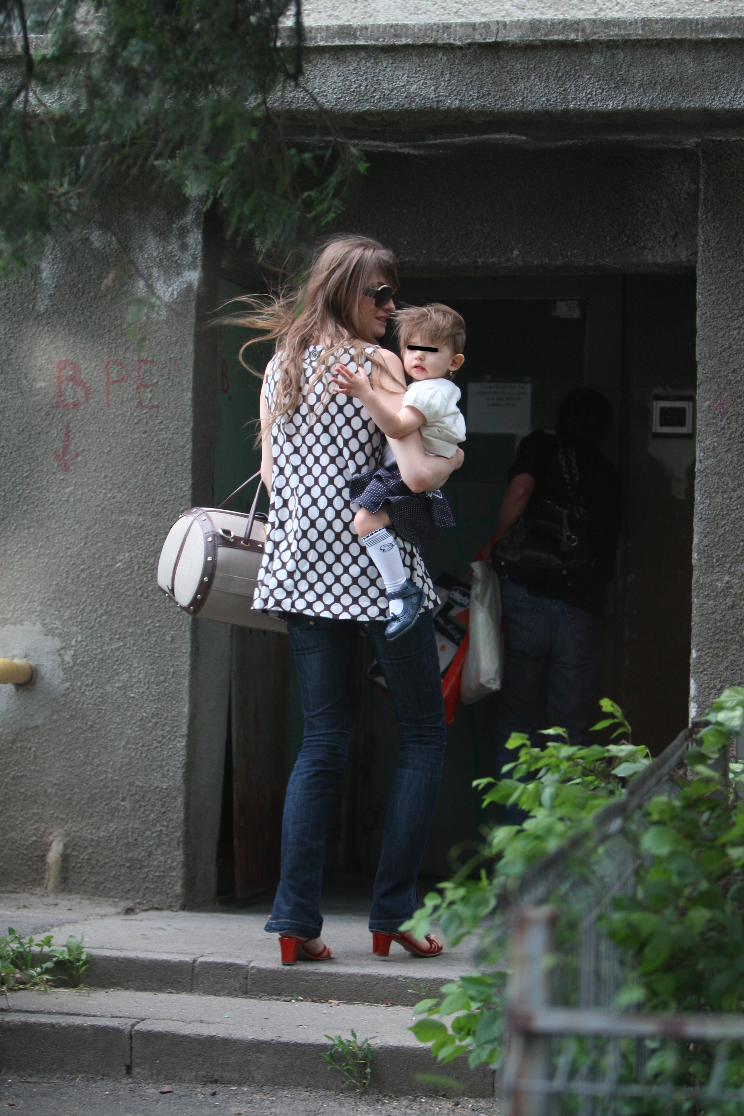 Iulia nu s-a mutat decat cateva etaje mai sus, dupa divort, asumandu-si riscul sa dea frecvent nas in nas cu fostul