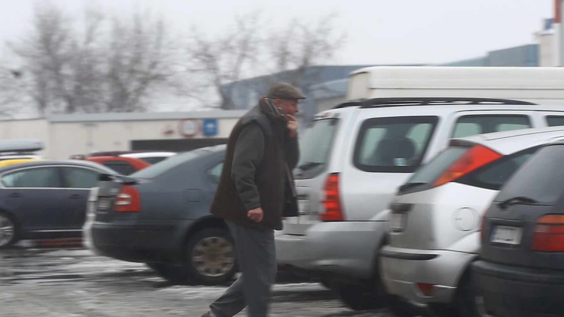 Isi cauta masina prin parcare