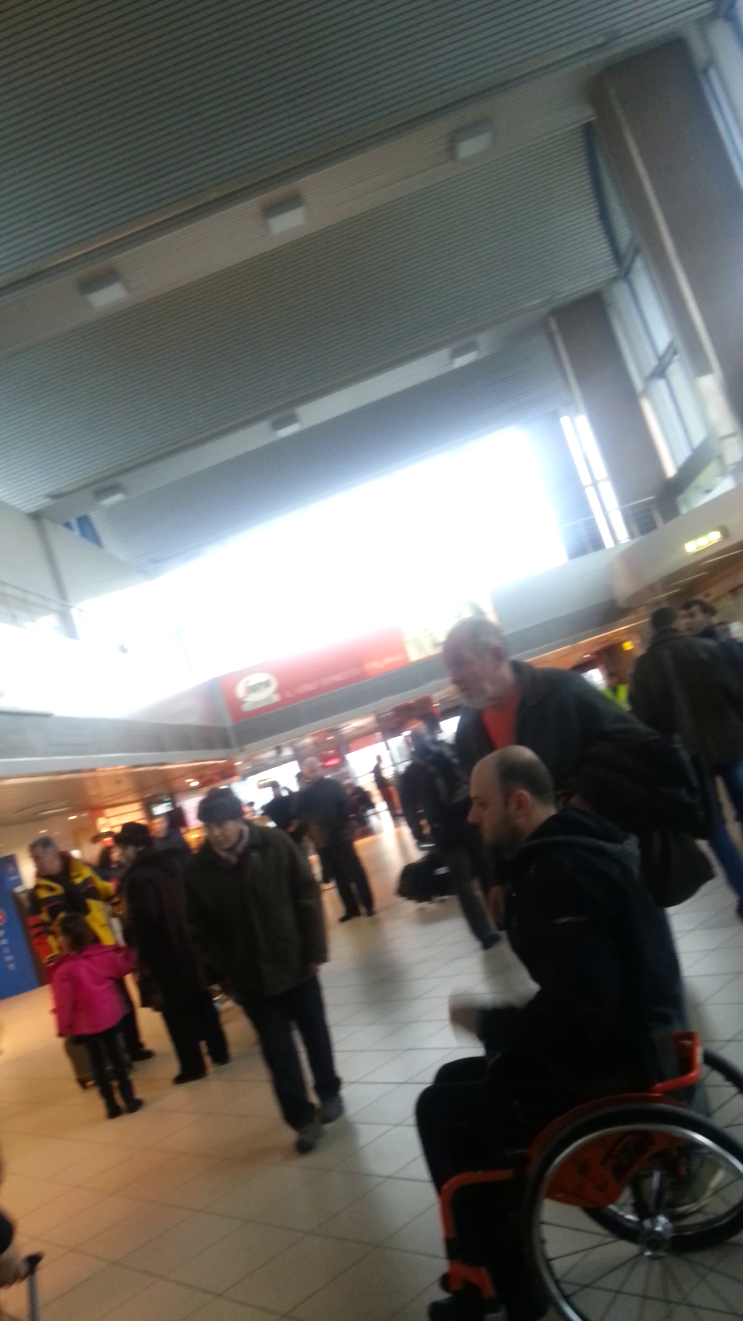 Alaturi de prietenul fiului sau, pe aeroport