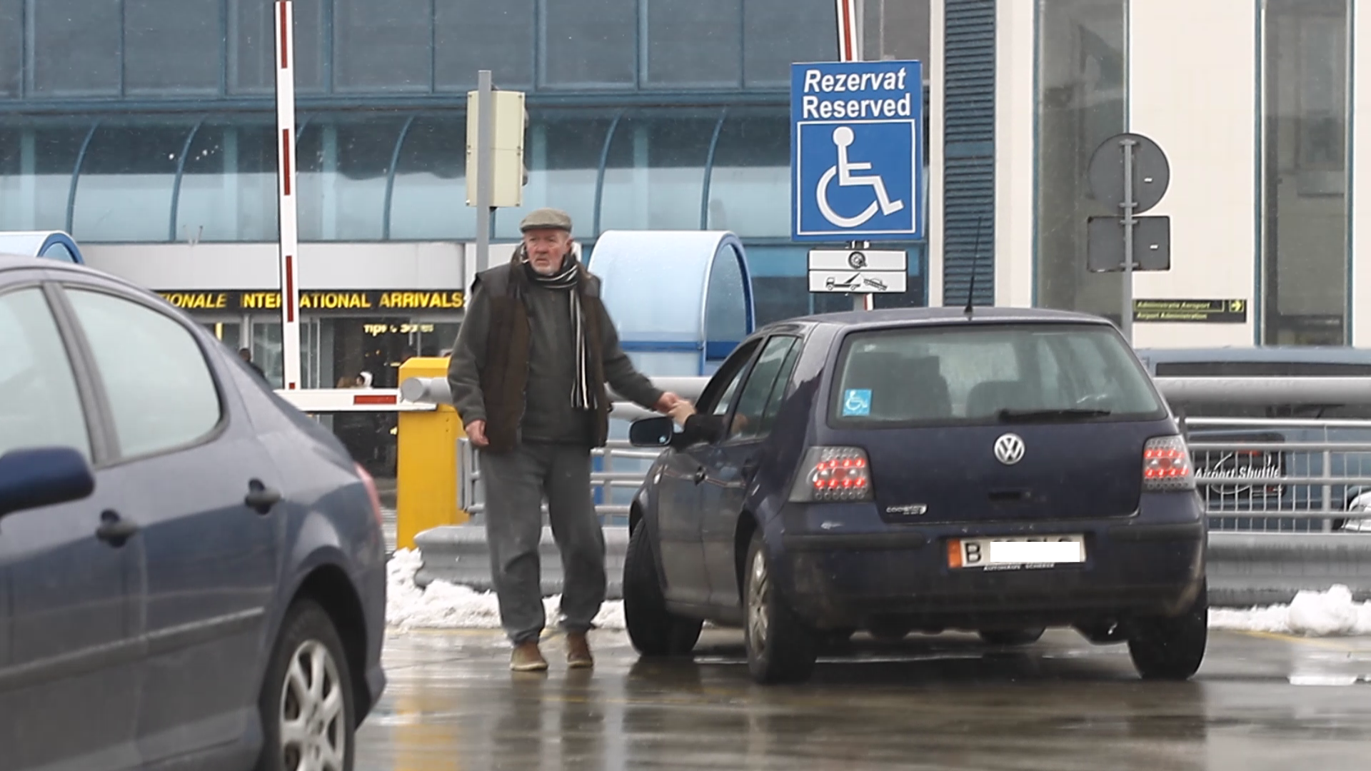 Ii da un bilet prietenului fiului sau, care conduce o masina adaptatat tipului de handicap