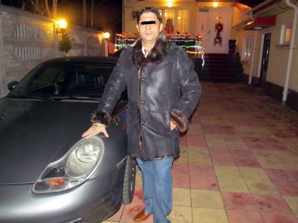 Neluţu s-a fotografiat cu Porchele din curte