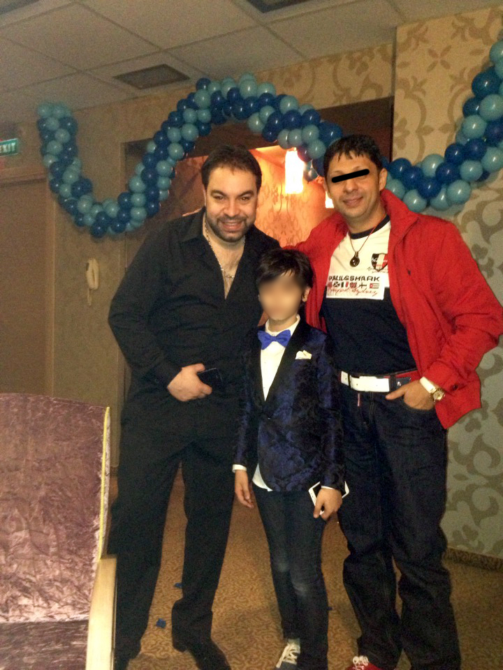 Prieteni vechi, Mangleala si Salam si-au facut o fotografie impreuna, in casa manelistului ce ar putea deveni, de-acum, a lui Neluţu