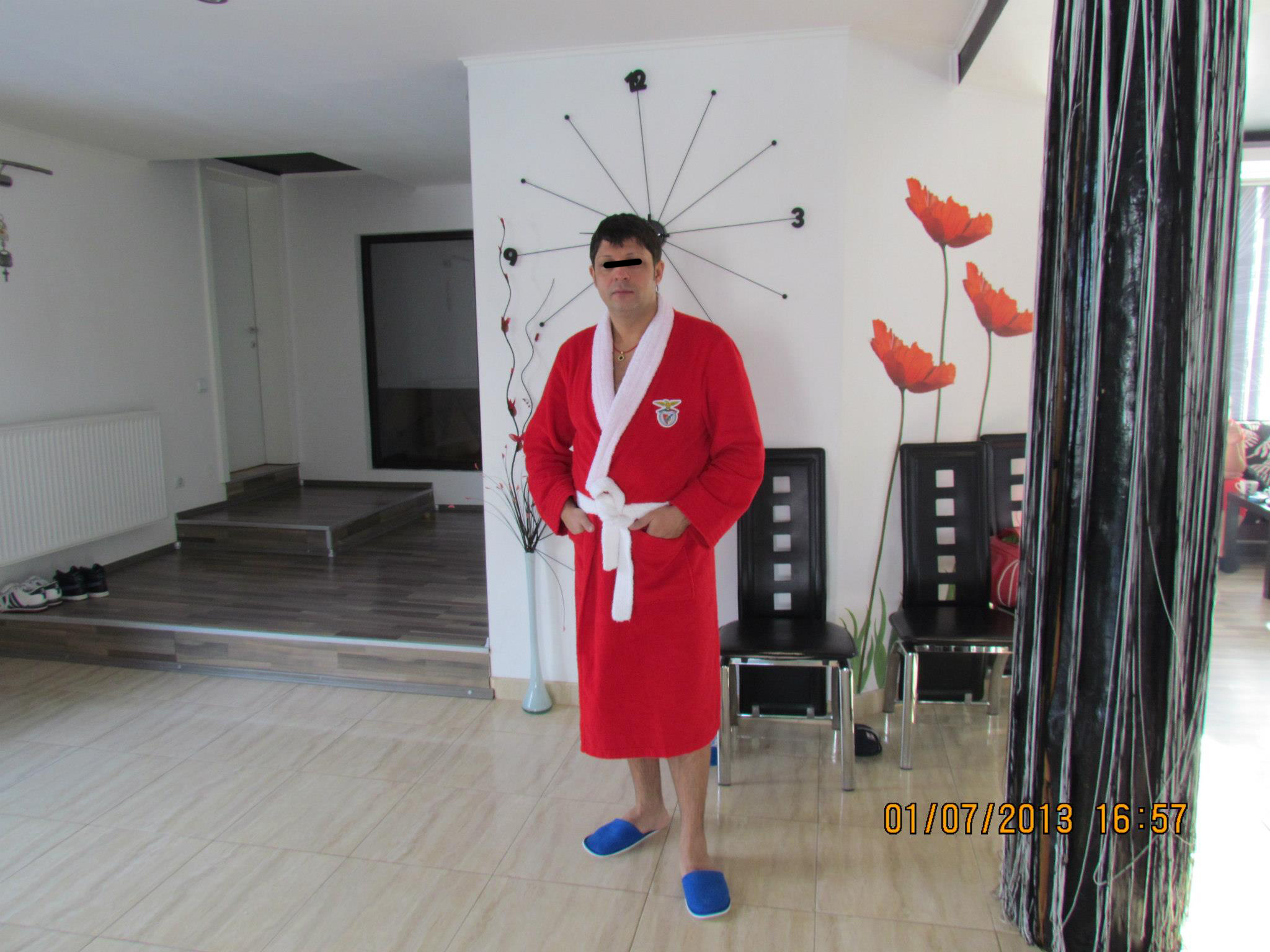 Tinuta de interior de exceptie a omului care e pe cale sa puna mana pe casa lui Salam